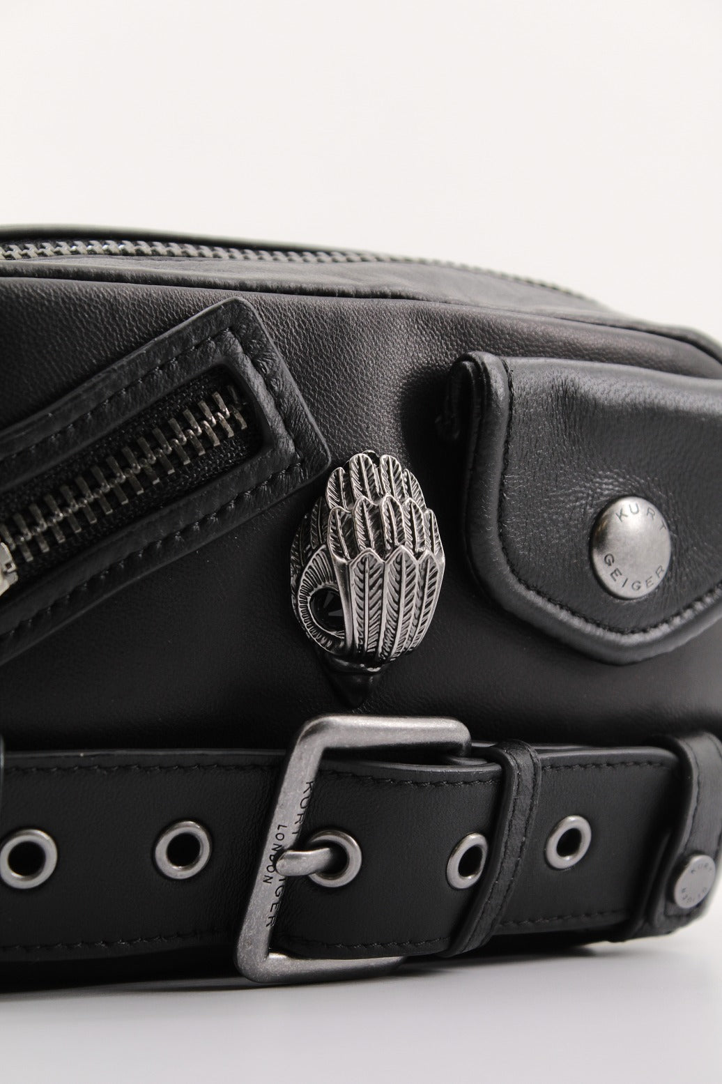 KURT GEIGER LONDON -HACKNEY SM CAMERA BAG en color NEGRO (4)