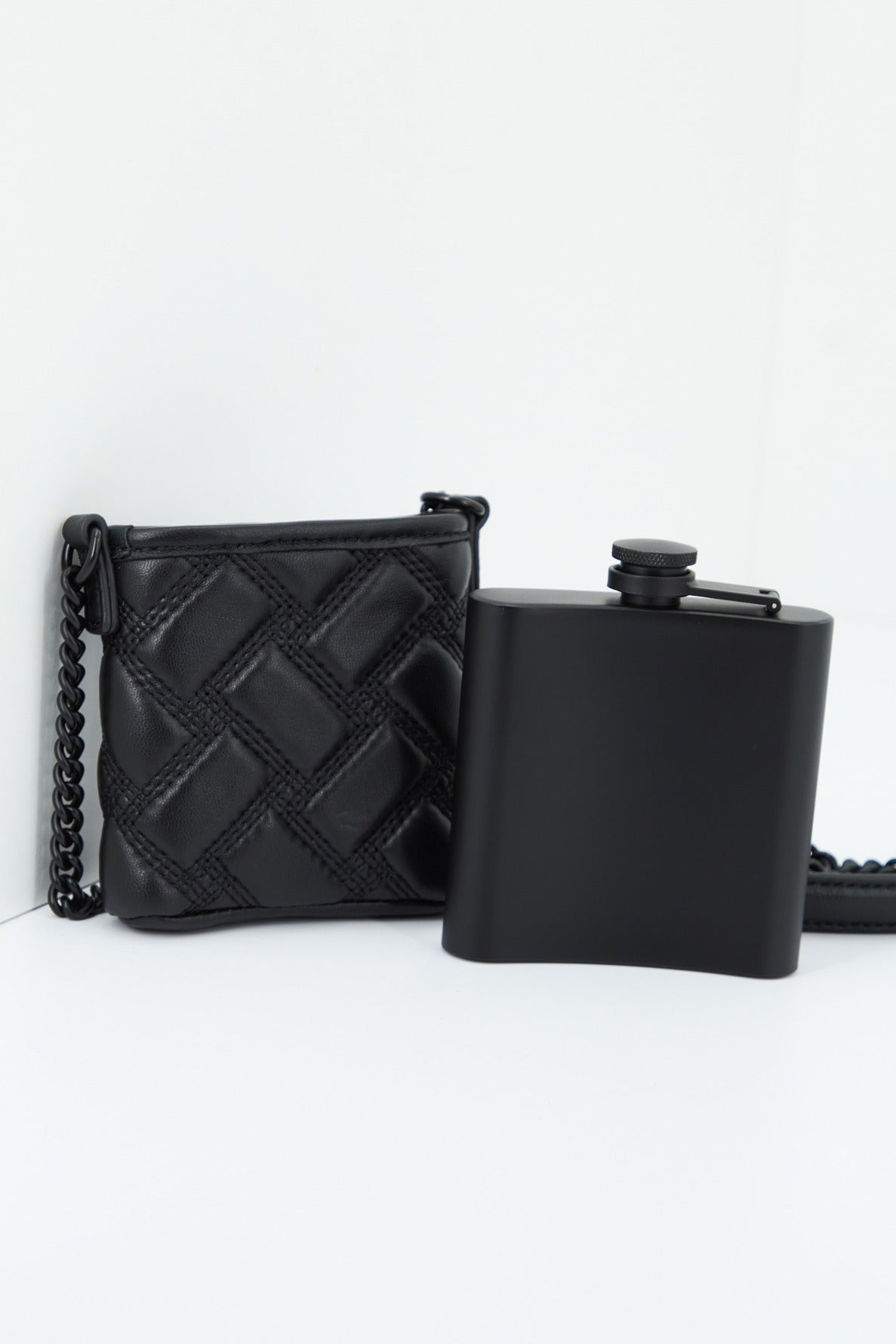 KURT GEIGER LONDON KENSINGTON FLASK en color NEGRO (2)