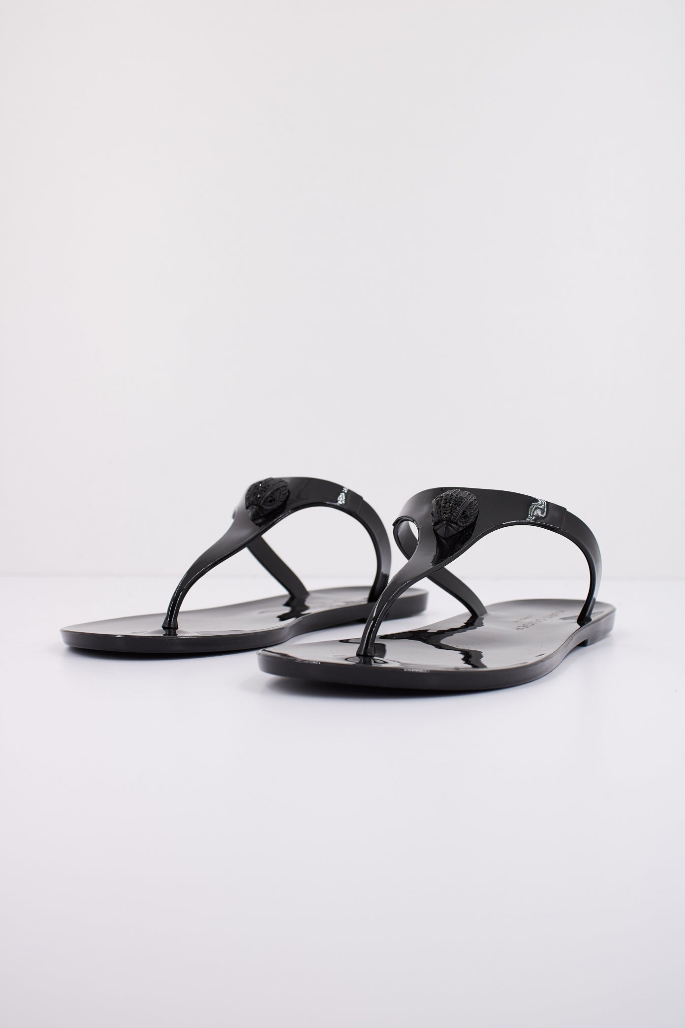 KURT GEIGER LONDON MADDISON T-BAR en color NEGRO (2)