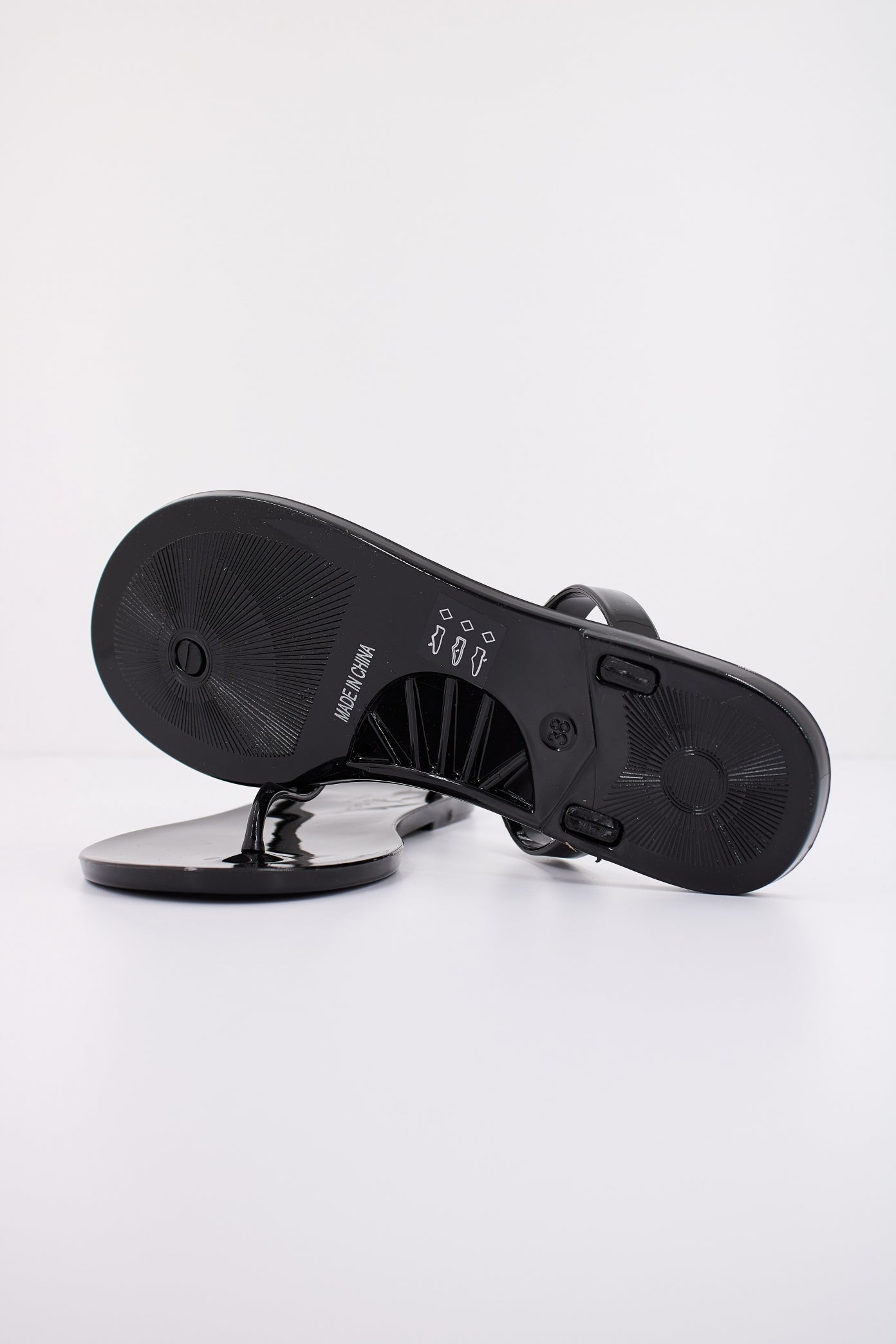 KURT GEIGER LONDON MADDISON T-BAR en color NEGRO (4)