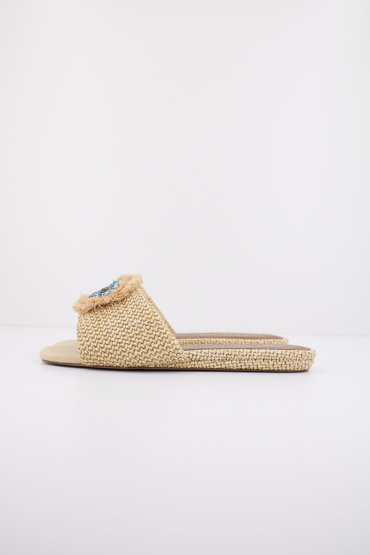 KURT GEIGER LONDON EYE FLAT SANDAL en color BEIS (1)