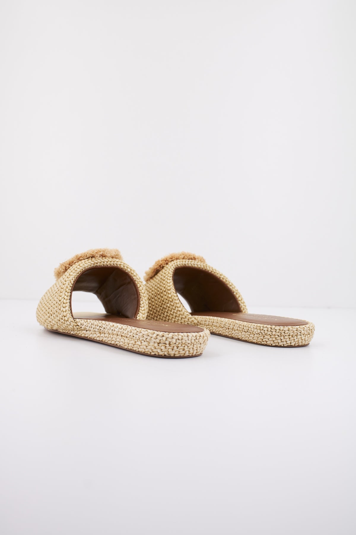 KURT GEIGER LONDON EYE FLAT SANDAL en color BEIS (3)