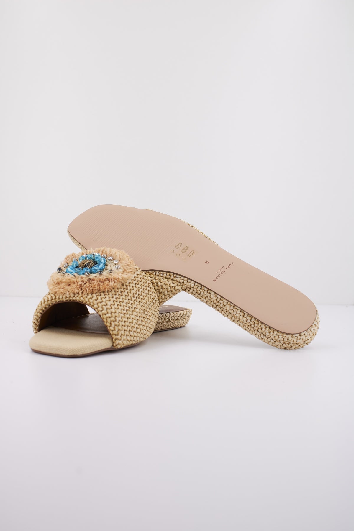 KURT GEIGER LONDON EYE FLAT SANDAL en color BEIS (4)