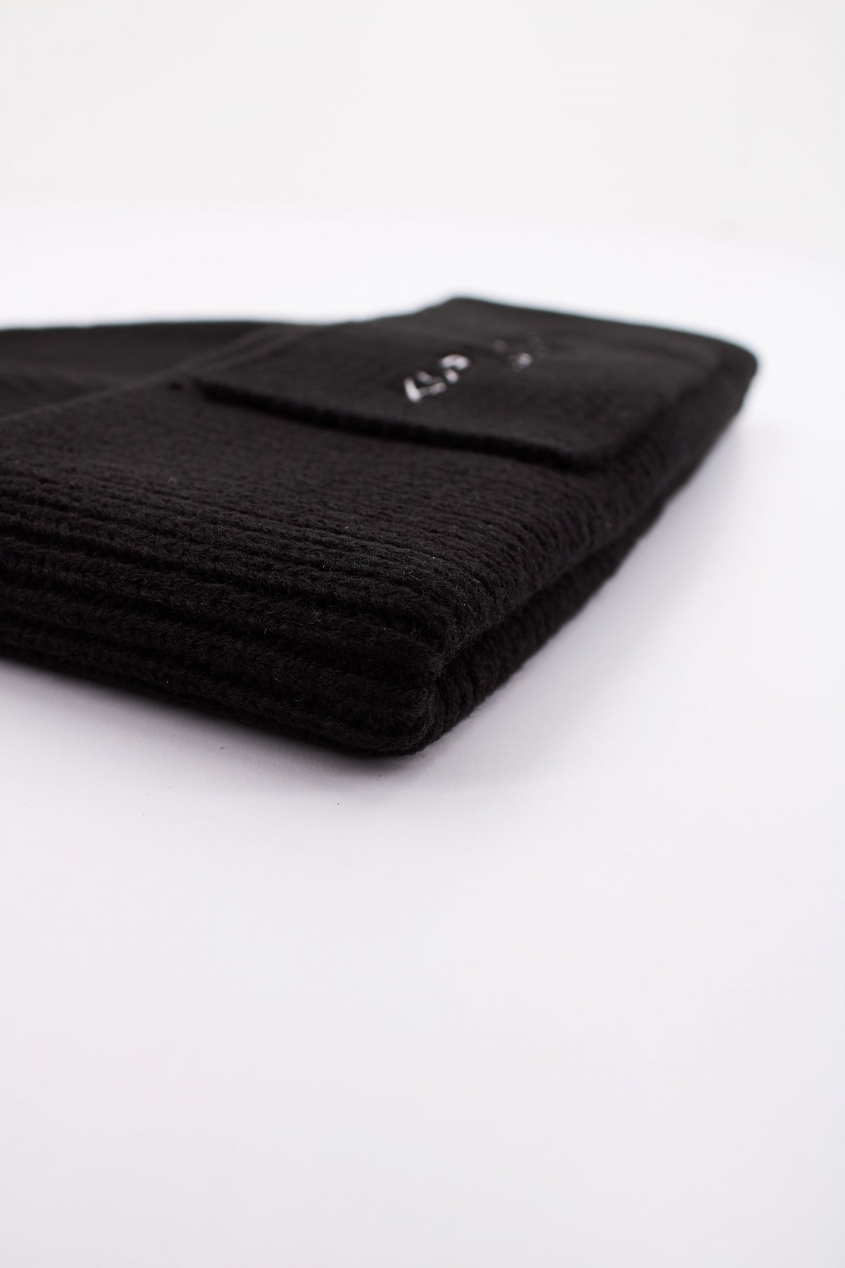 KURT GEIGER LONDON KGL KNITTED BEANIE en color NEGRO (4)