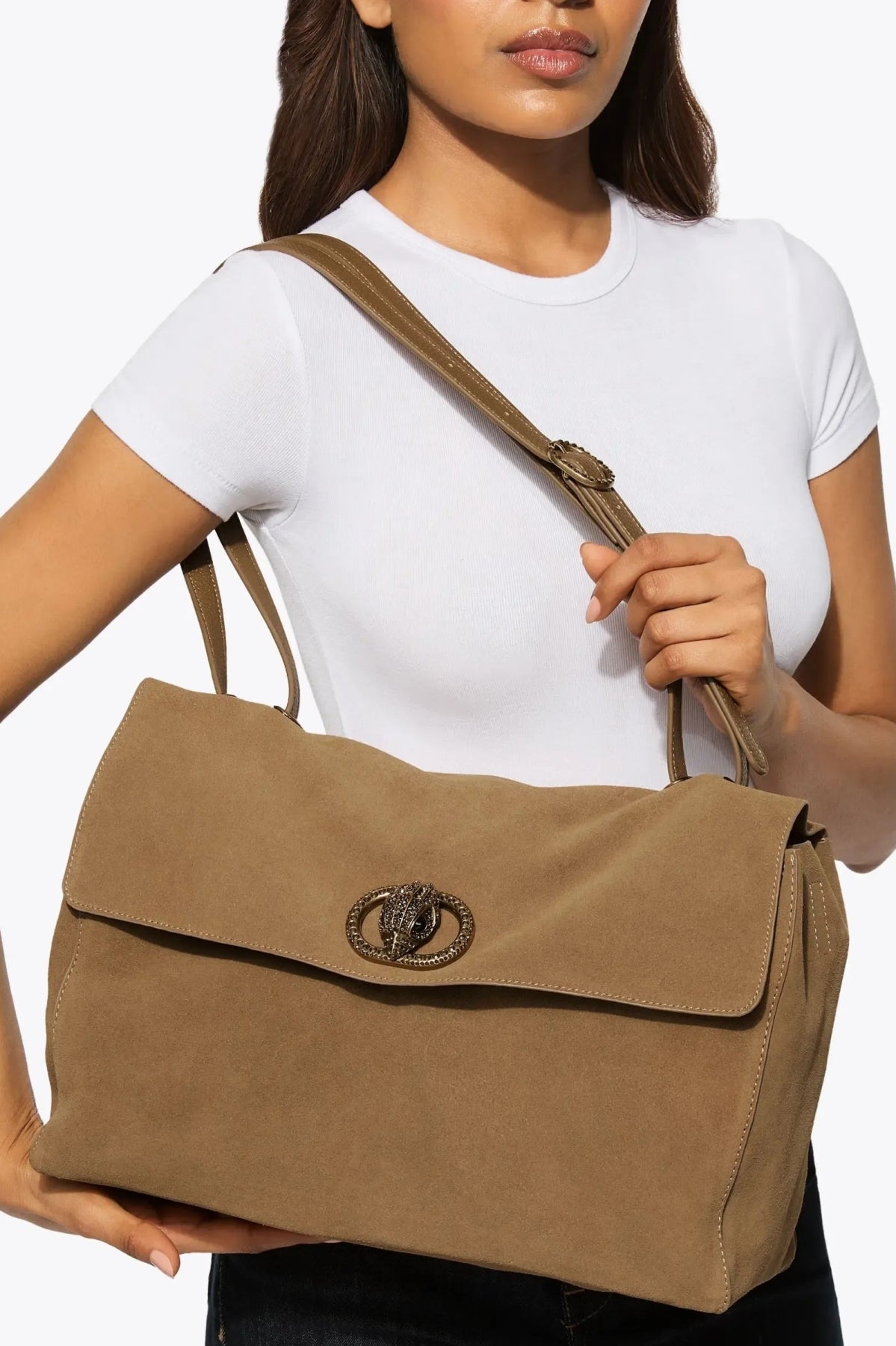 KURT GEIGER LONDON K CHELSEA LG SLOUCH FLAP en color MARRON CLARO (1)