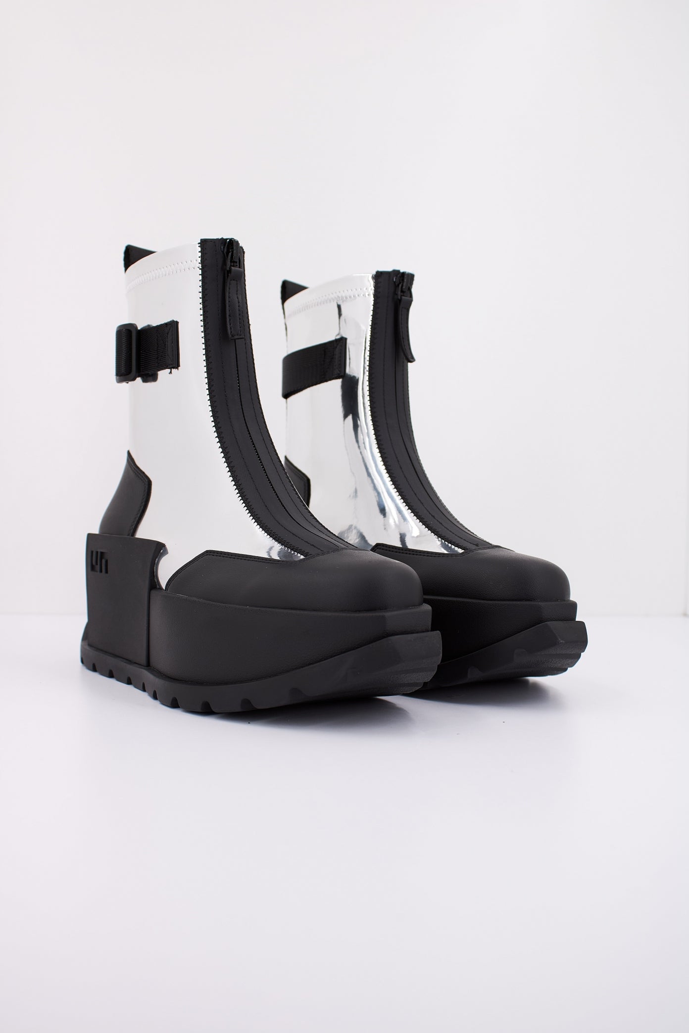 UNITED NUDE ROKO BOOTIE II en color PLATA (2)