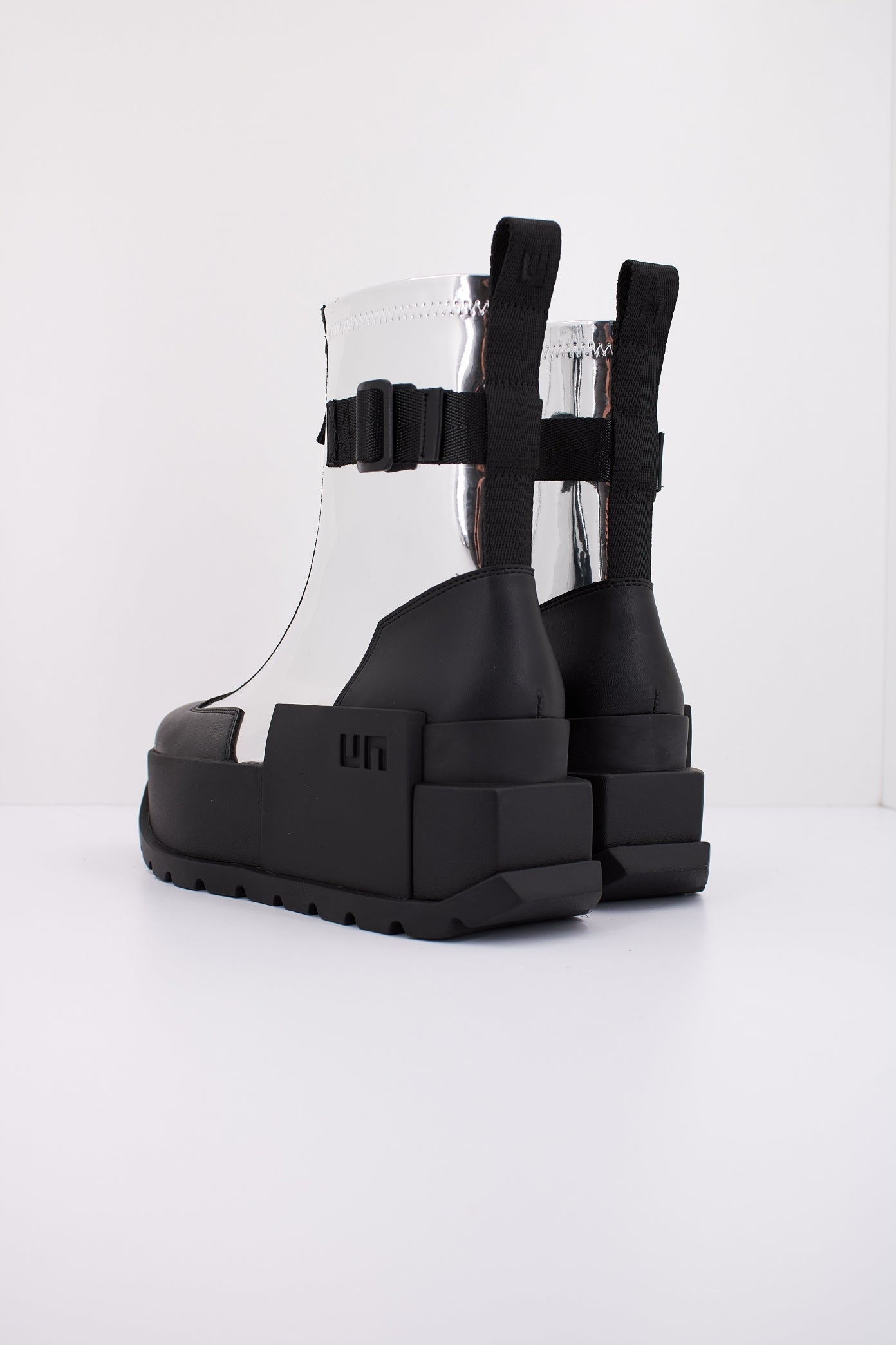 UNITED NUDE ROKO BOOTIE II en color PLATA (4)