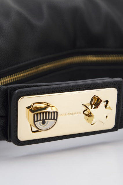 CHIARA FERRAGNI MINI PUFFY BAG en color NEGRO (4)