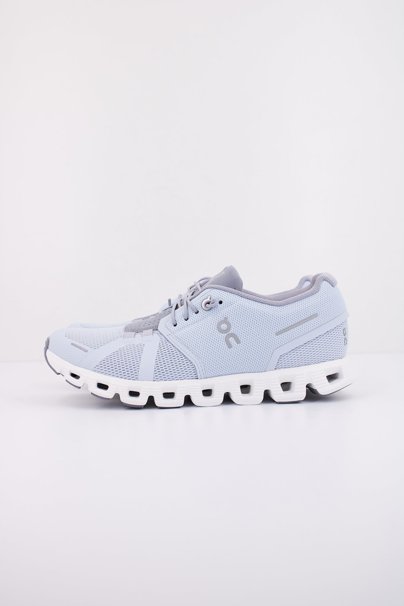 ON RUNNING CLOUD en color GRIS (1)
