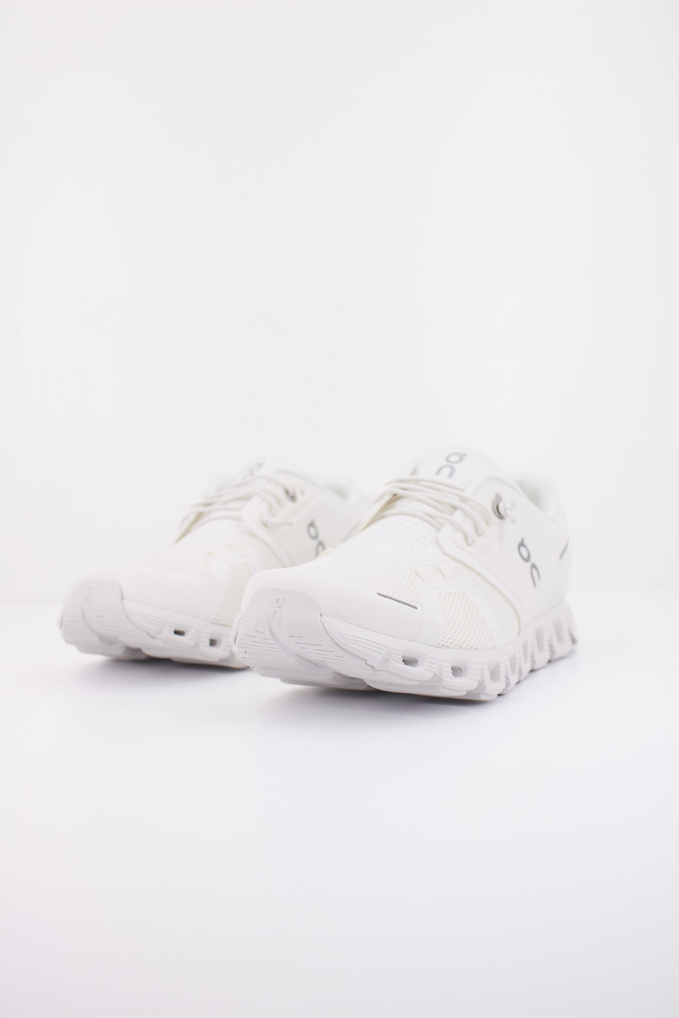 ON RUNNING CLOUD en color BLANCO (2)