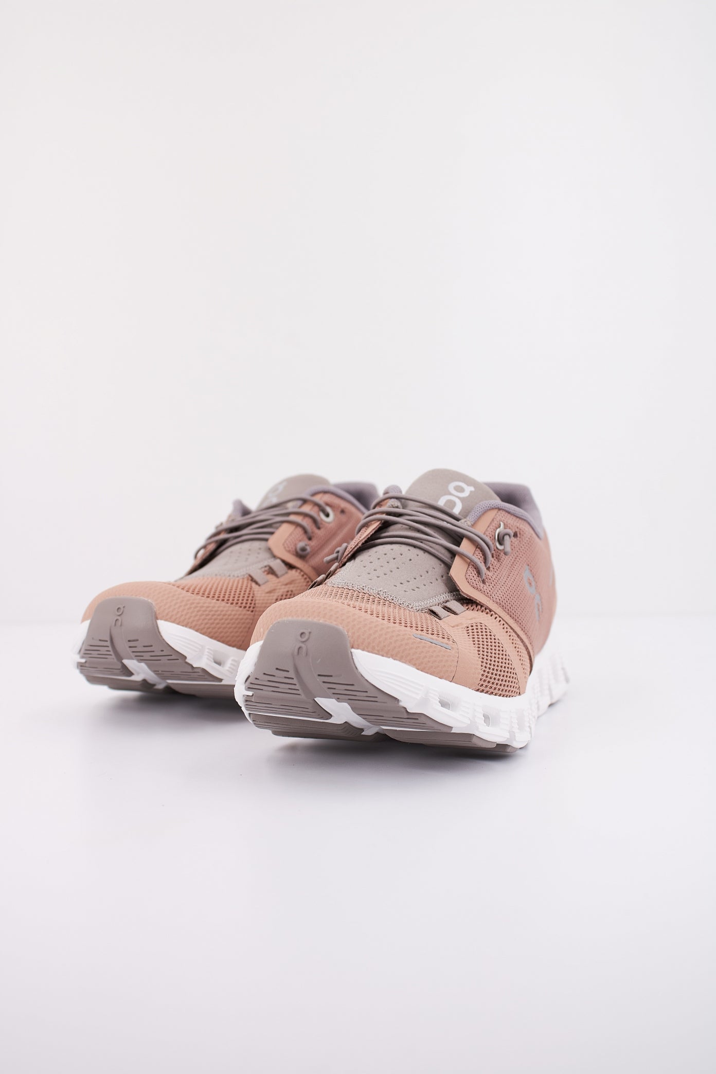 ON RUNNING CLOUD en color MARRON (2)