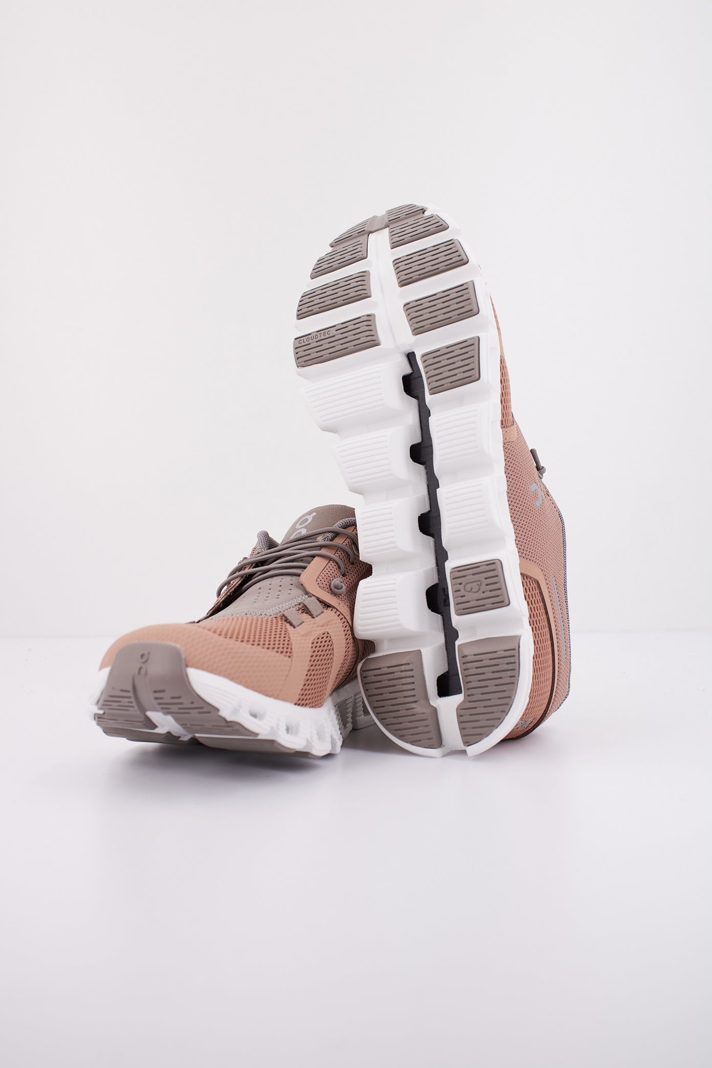 ON RUNNING CLOUD en color MARRON (5)