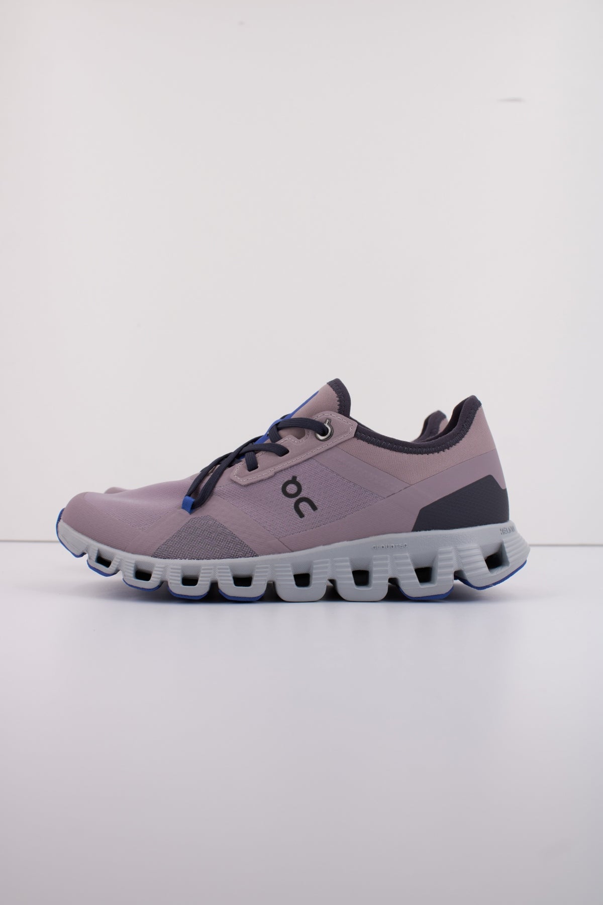 ON RUNNING CLOUD X AD W en color VIOLETA (1)