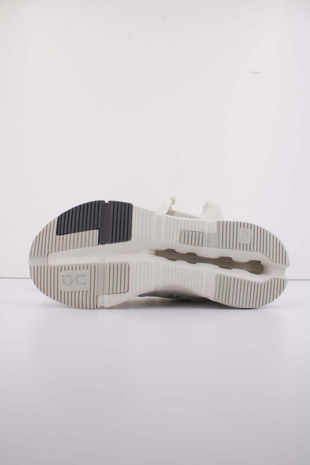 ON RUNNING CLOUDNOVA W en color BLANCO (5)