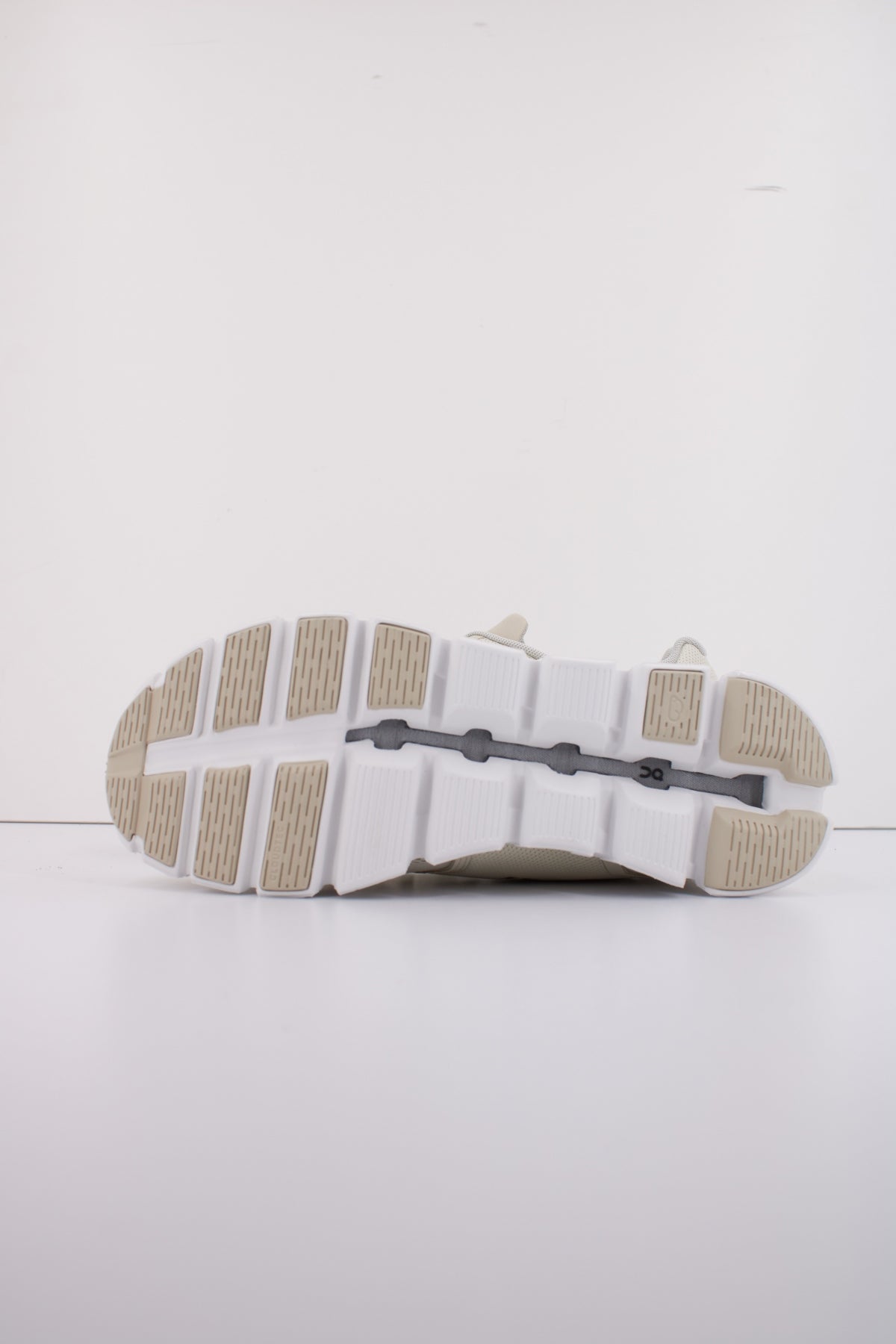 ON RUNNING CLOUD M en color MARRON CLARO (5)
