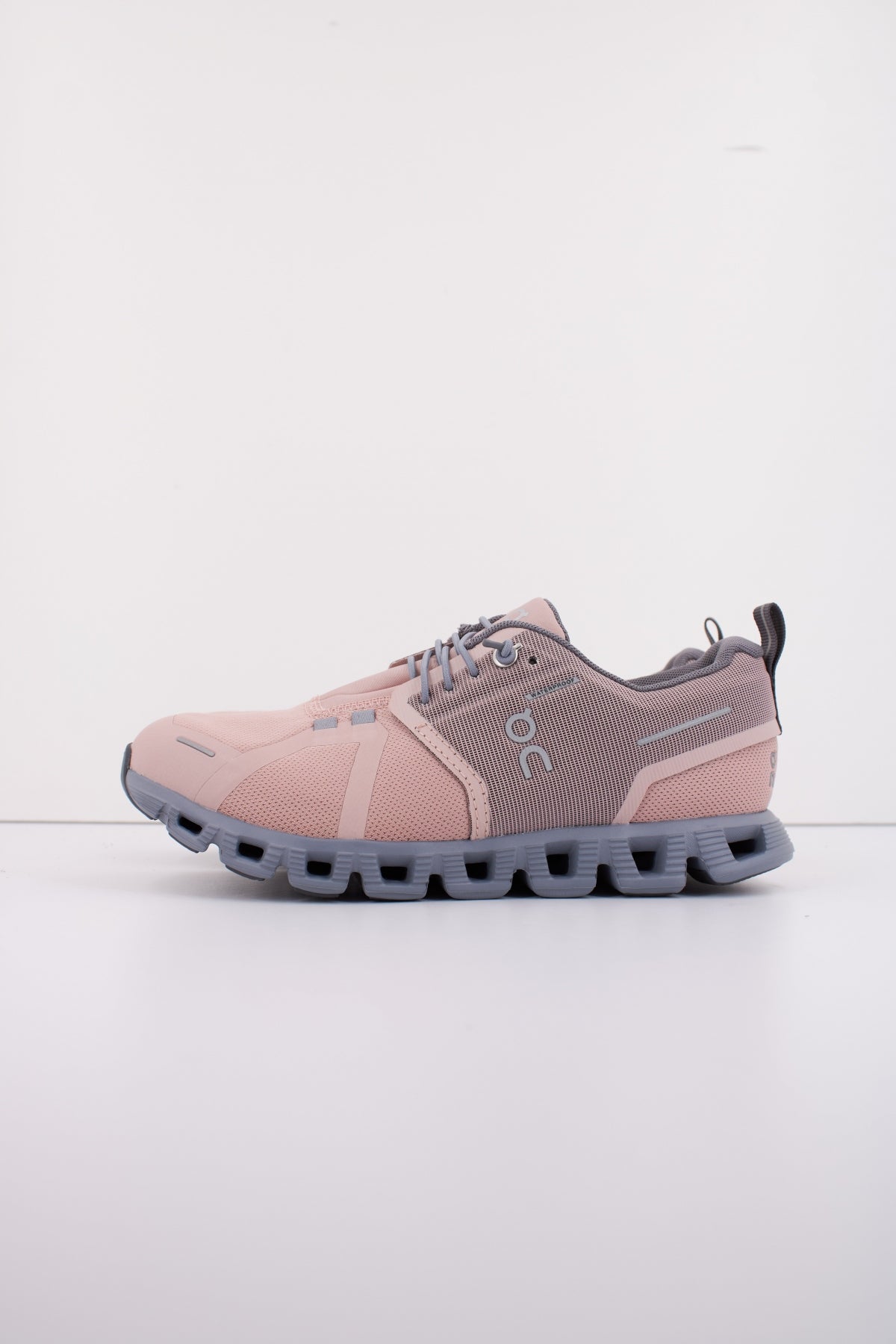 ON RUNNING CLOUD WATERPROOF W en color ROSA (1)