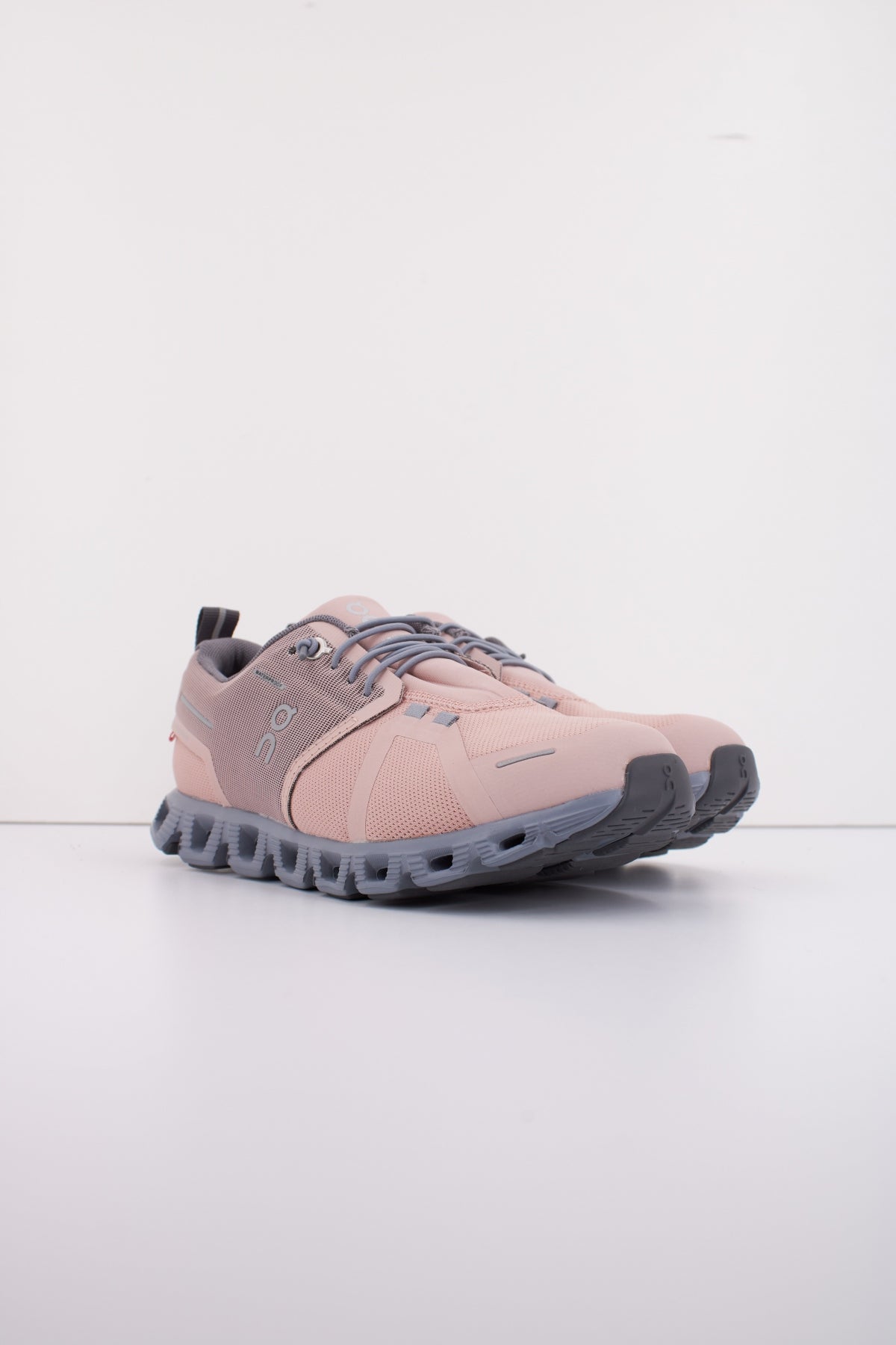 ON RUNNING CLOUD WATERPROOF W en color ROSA (2)