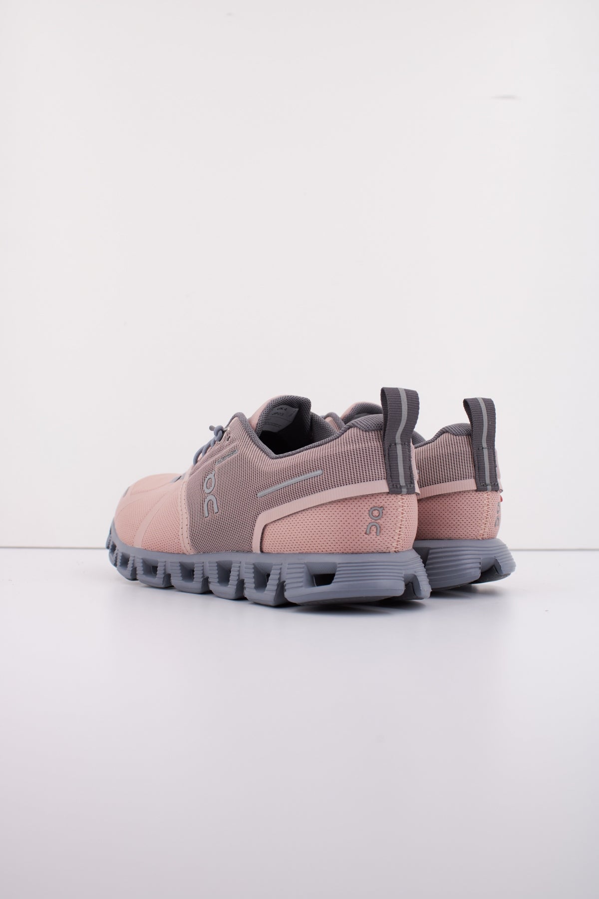 ON RUNNING CLOUD WATERPROOF W en color ROSA (4)