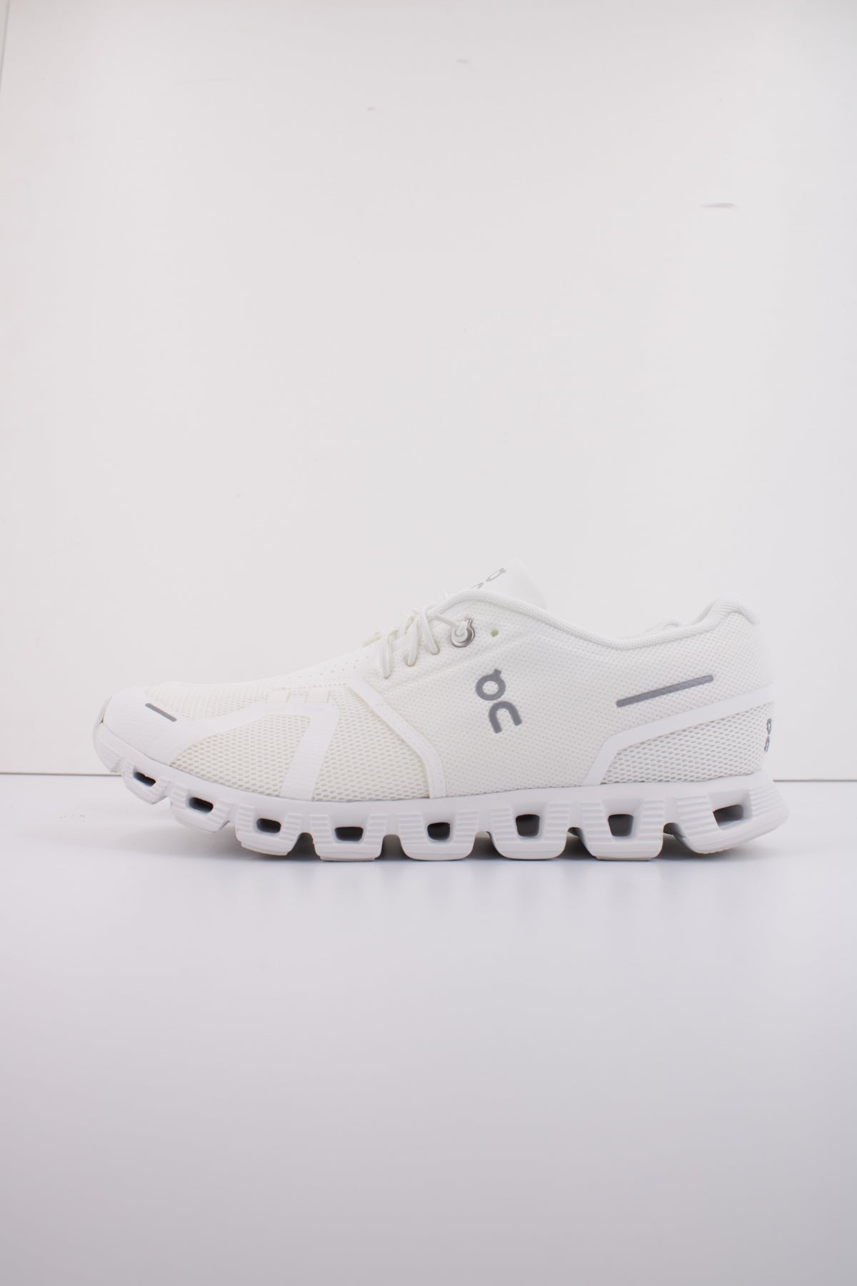 ON RUNNING CLOUD M en color BLANCO (1)