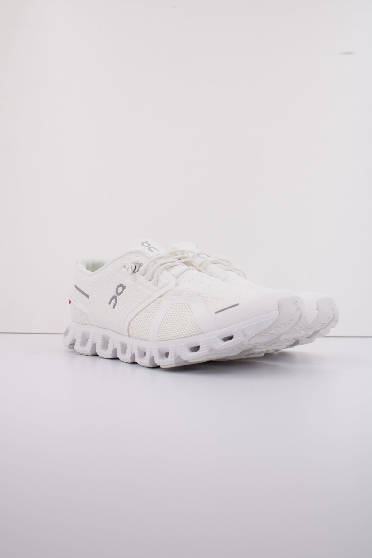 ON RUNNING CLOUD M en color BLANCO (2)