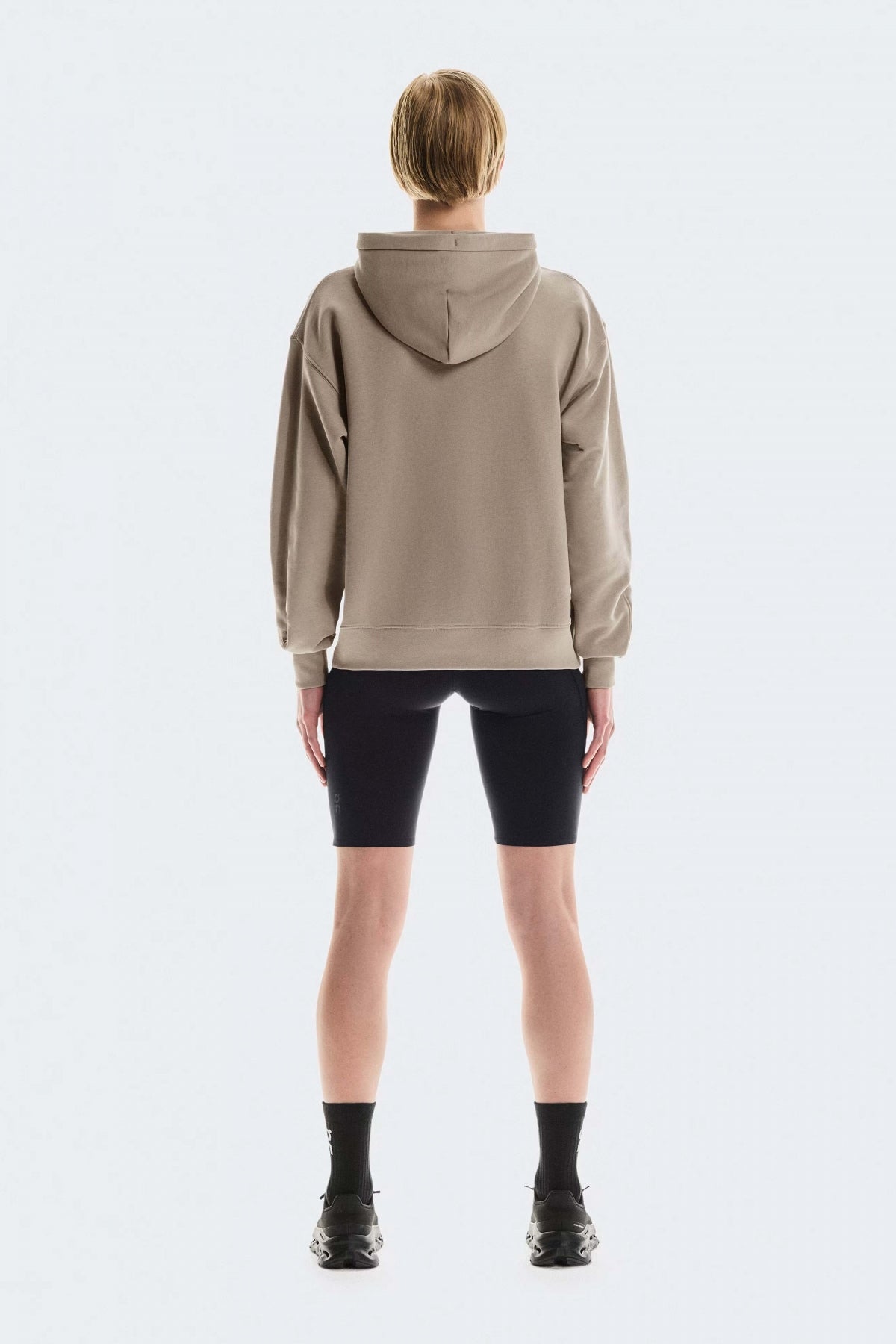 ON RUNNING CLUB HOODIE W en color MARRON (3)