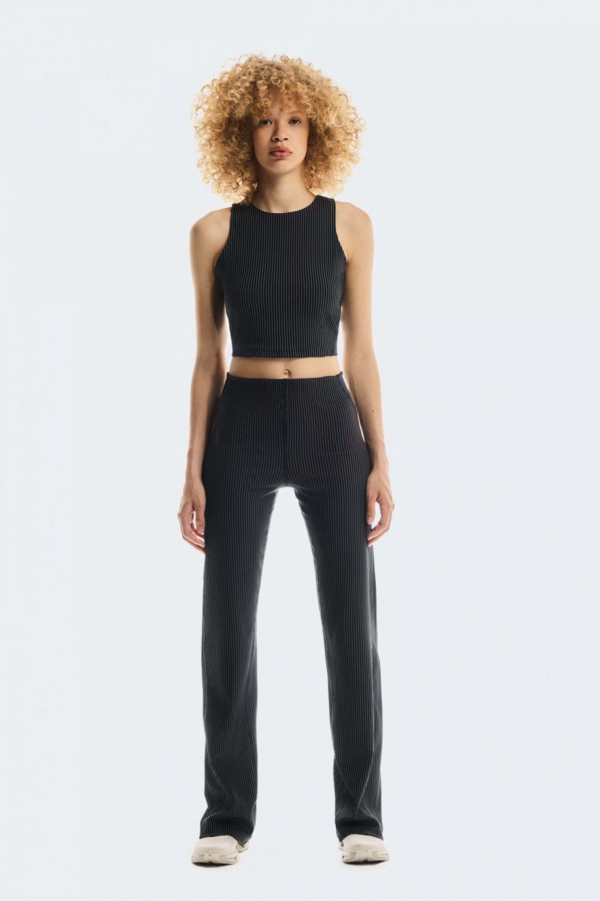 ON RUNNING ALL-DAY RIBBED CROP W en color NEGRO (3)