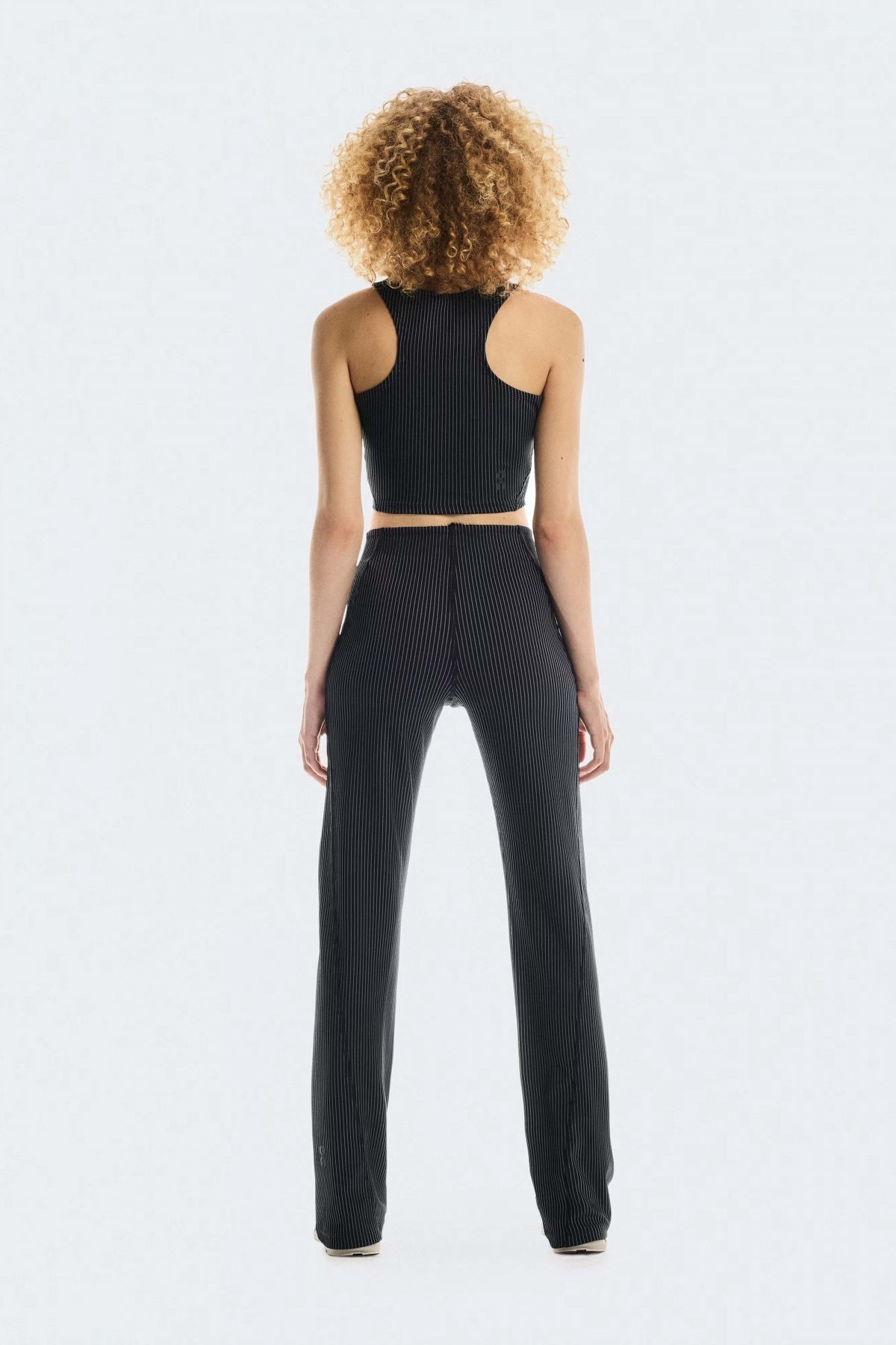 ON RUNNING ALL-DAY RIBBED CROP W en color NEGRO (4)