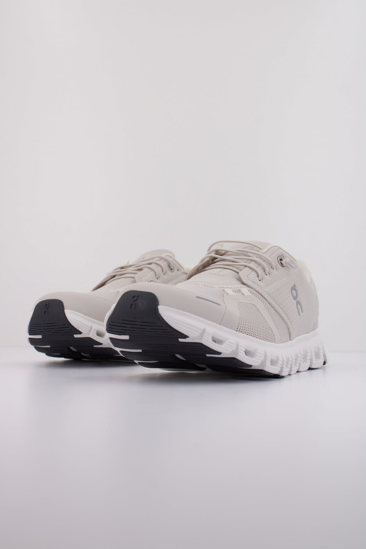 ON RUNNING CLOUD en color BEIS (2)
