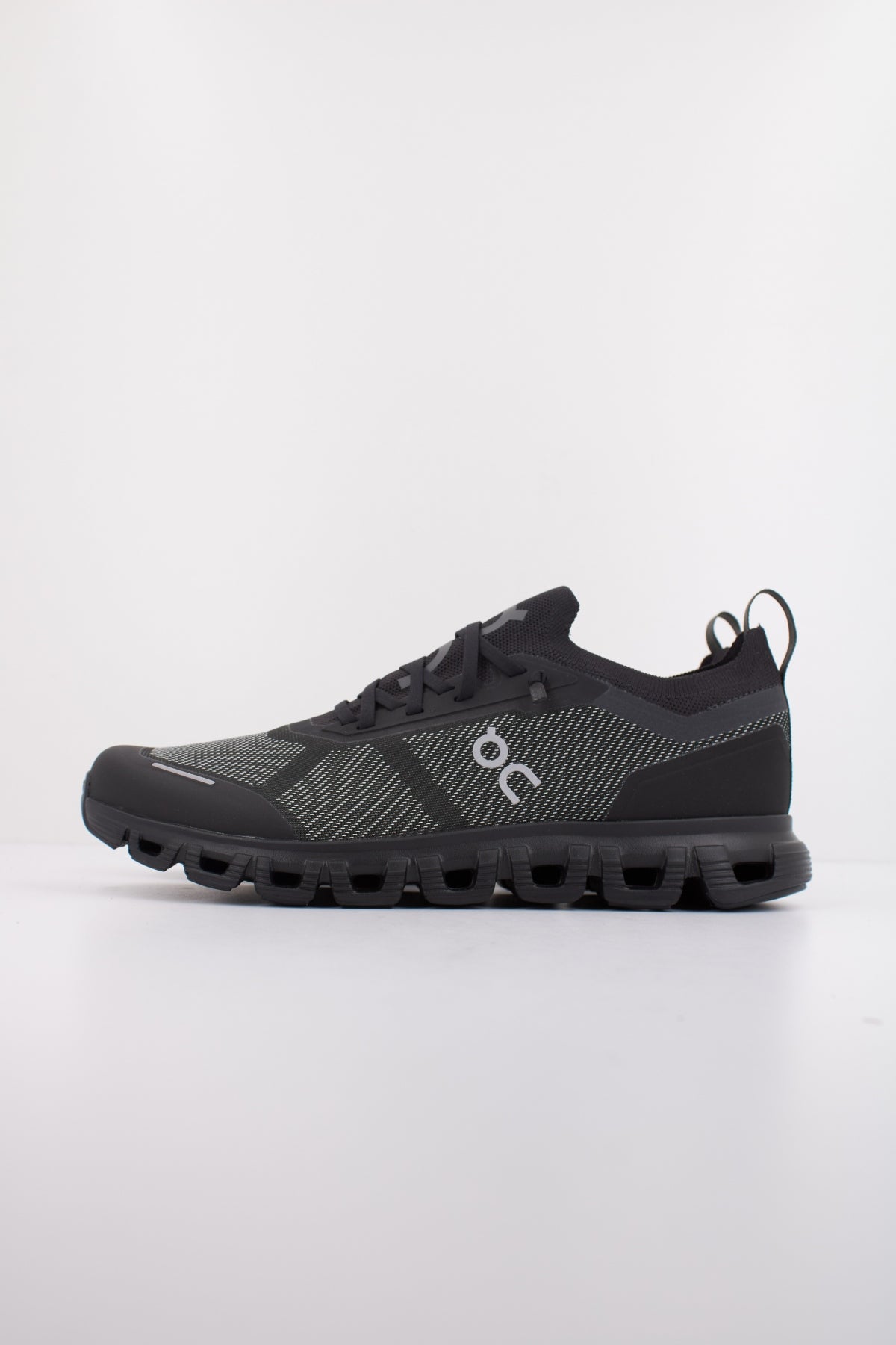 ON RUNNING CLOUD VERSA en color NEGRO (1)