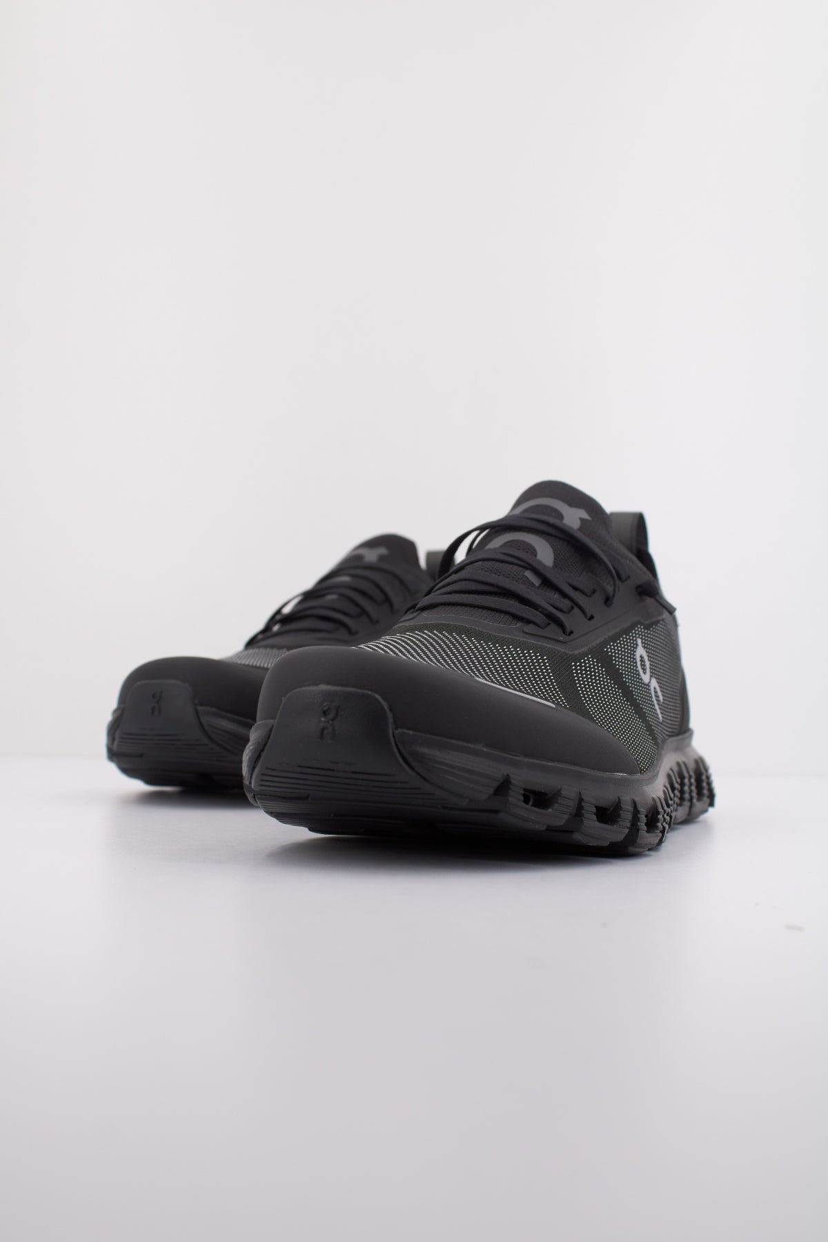 ON RUNNING CLOUD VERSA en color NEGRO (2)