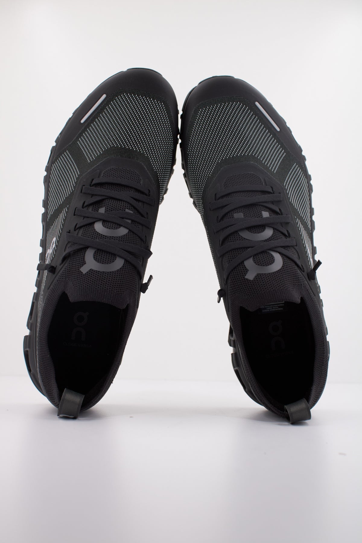 ON RUNNING CLOUD VERSA en color NEGRO (3)