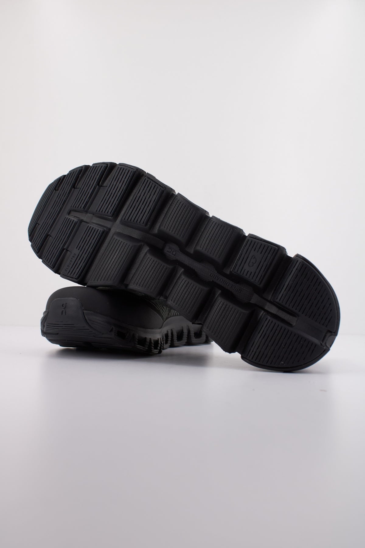 ON RUNNING CLOUD VERSA en color NEGRO (5)