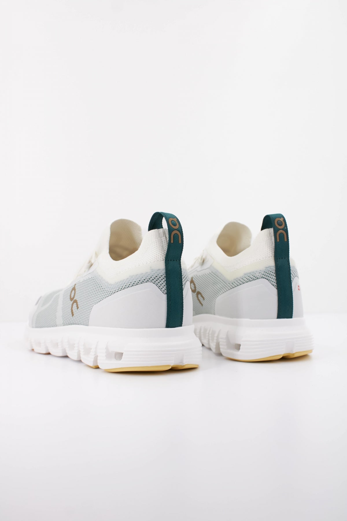ON RUNNING CLOUD VERSA en color VERDE (4)