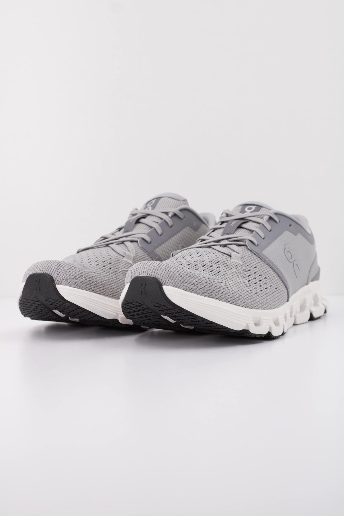 ON RUNNING CLOUD X M en color GRIS (2)