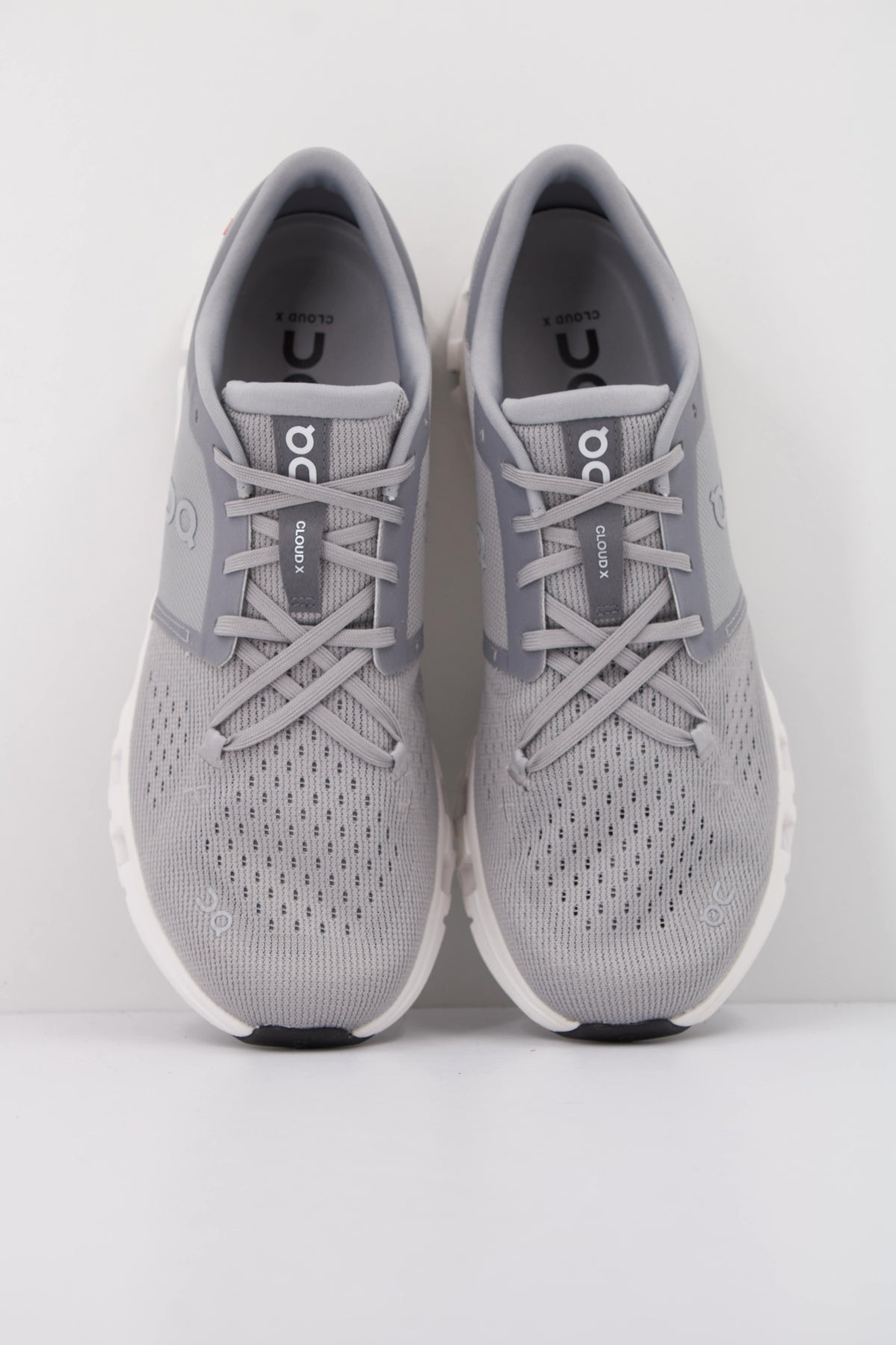 ON RUNNING CLOUD X M en color GRIS (3)