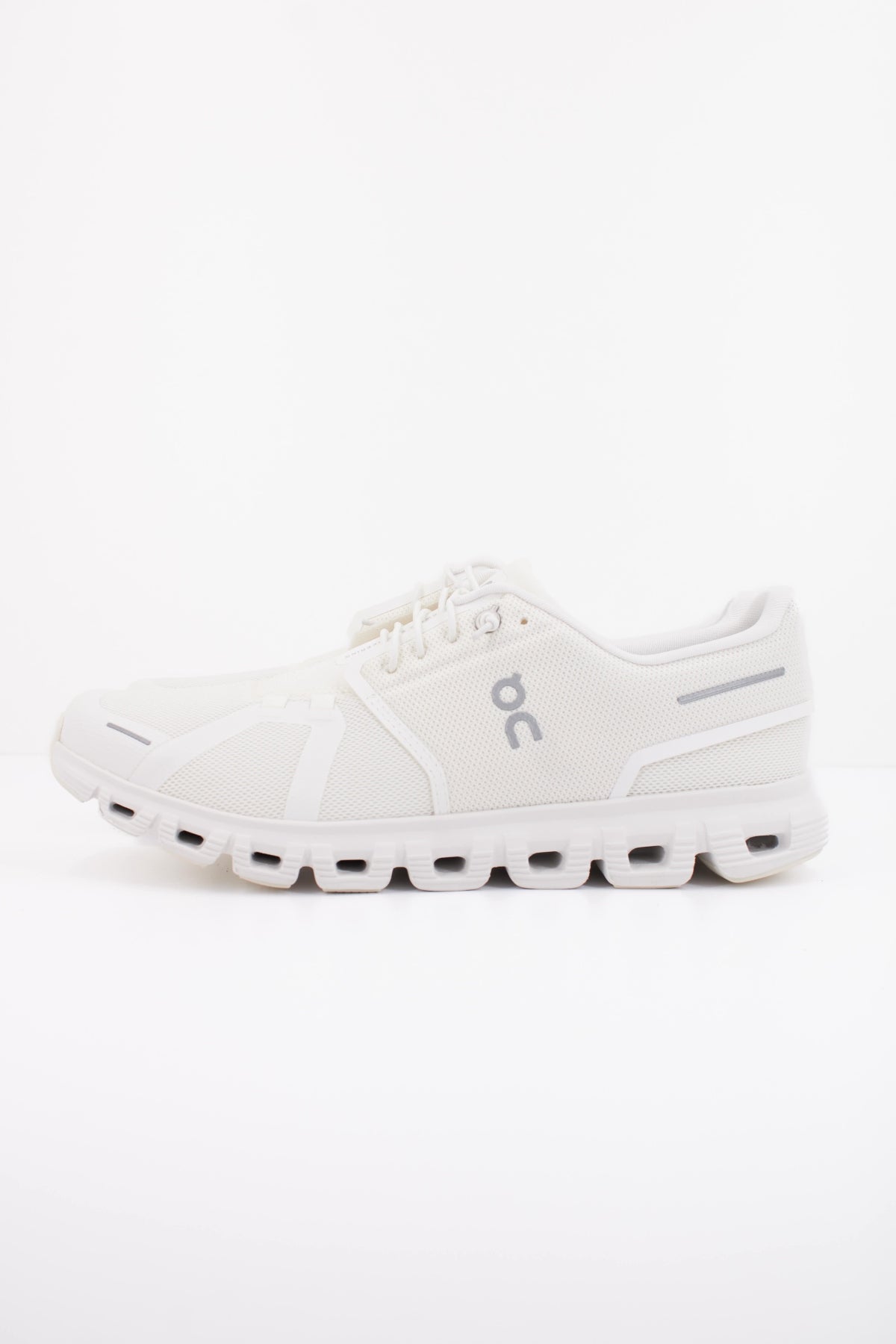 ON RUNNING CLOUD M en color BLANCO (1)