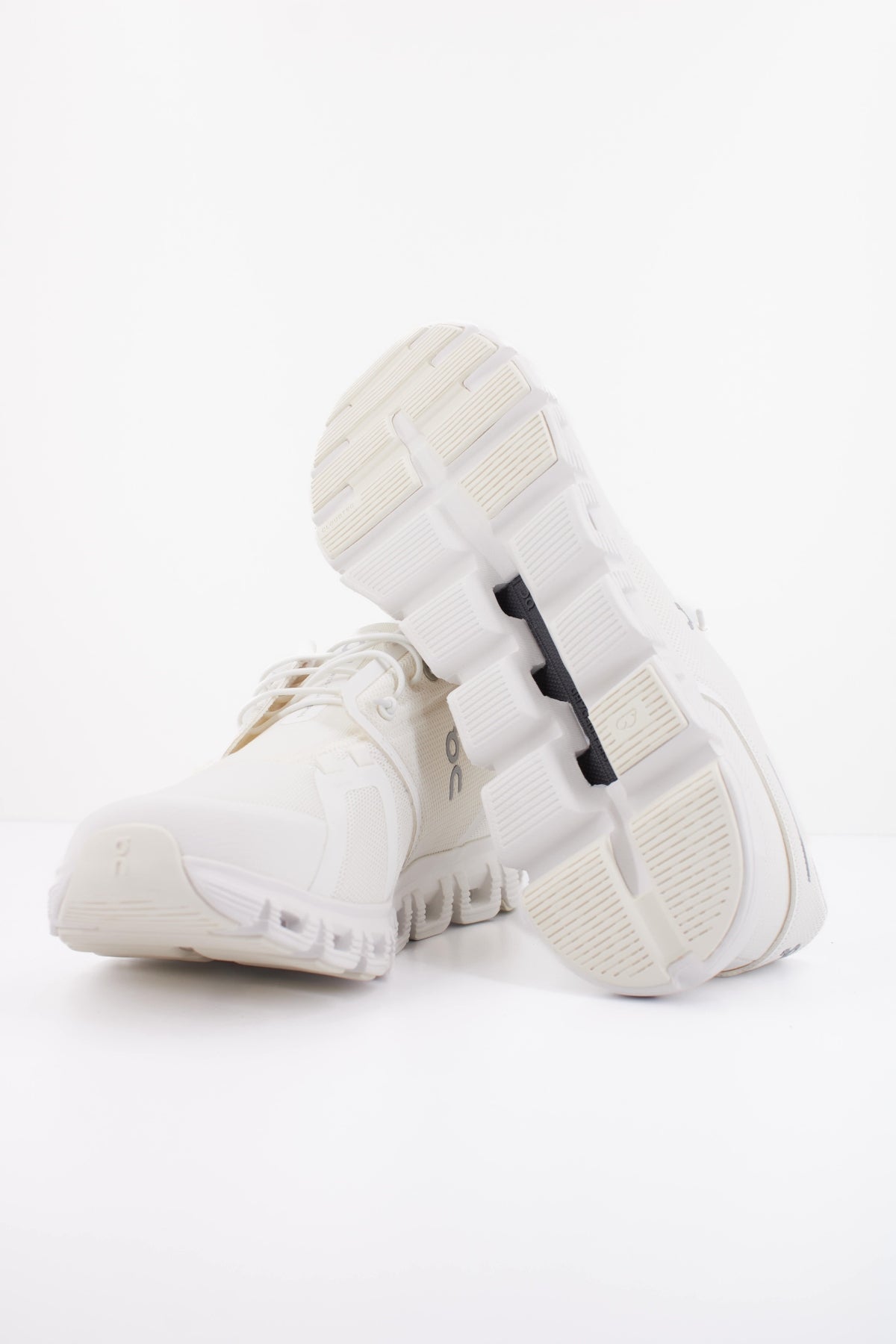 ON RUNNING CLOUD M en color BLANCO (5)