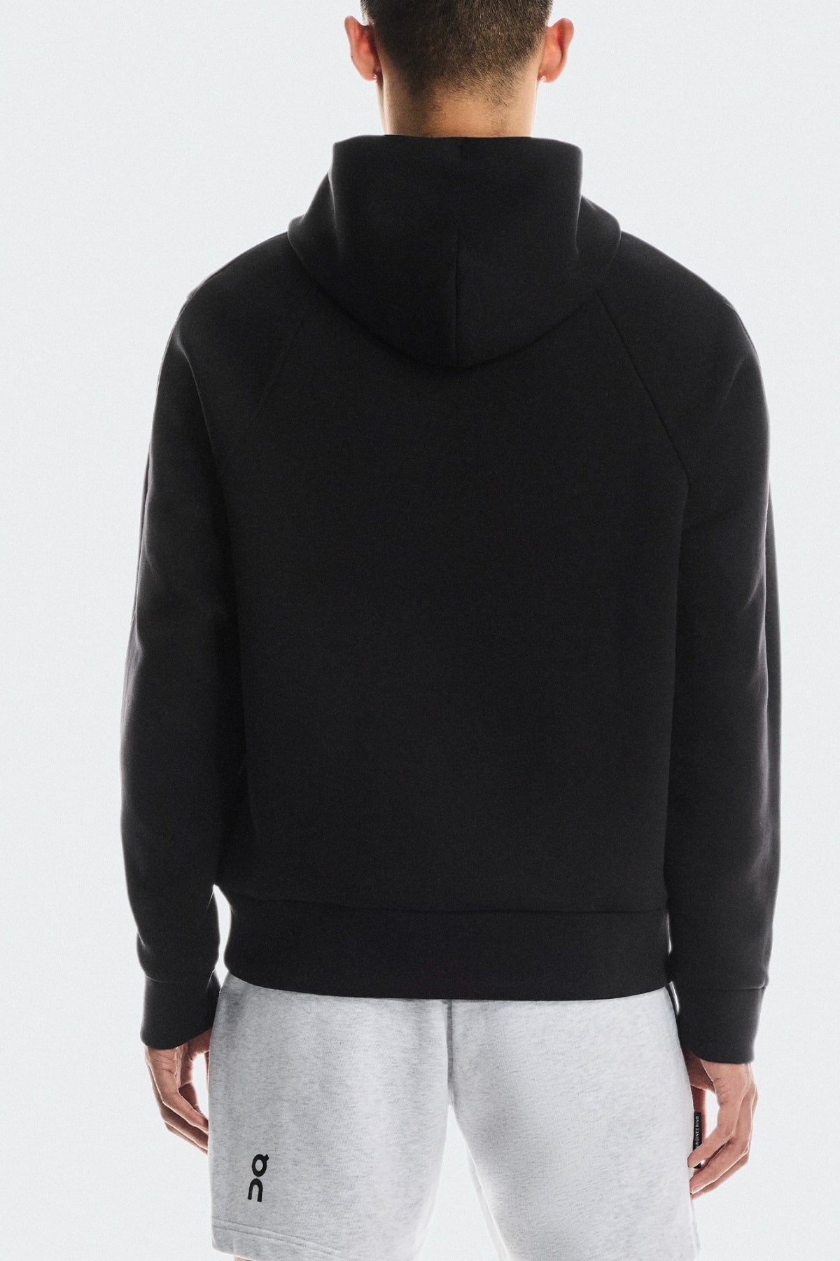 ON RUNNING FOCUS TECH HOODIE en color NEGRO (2)