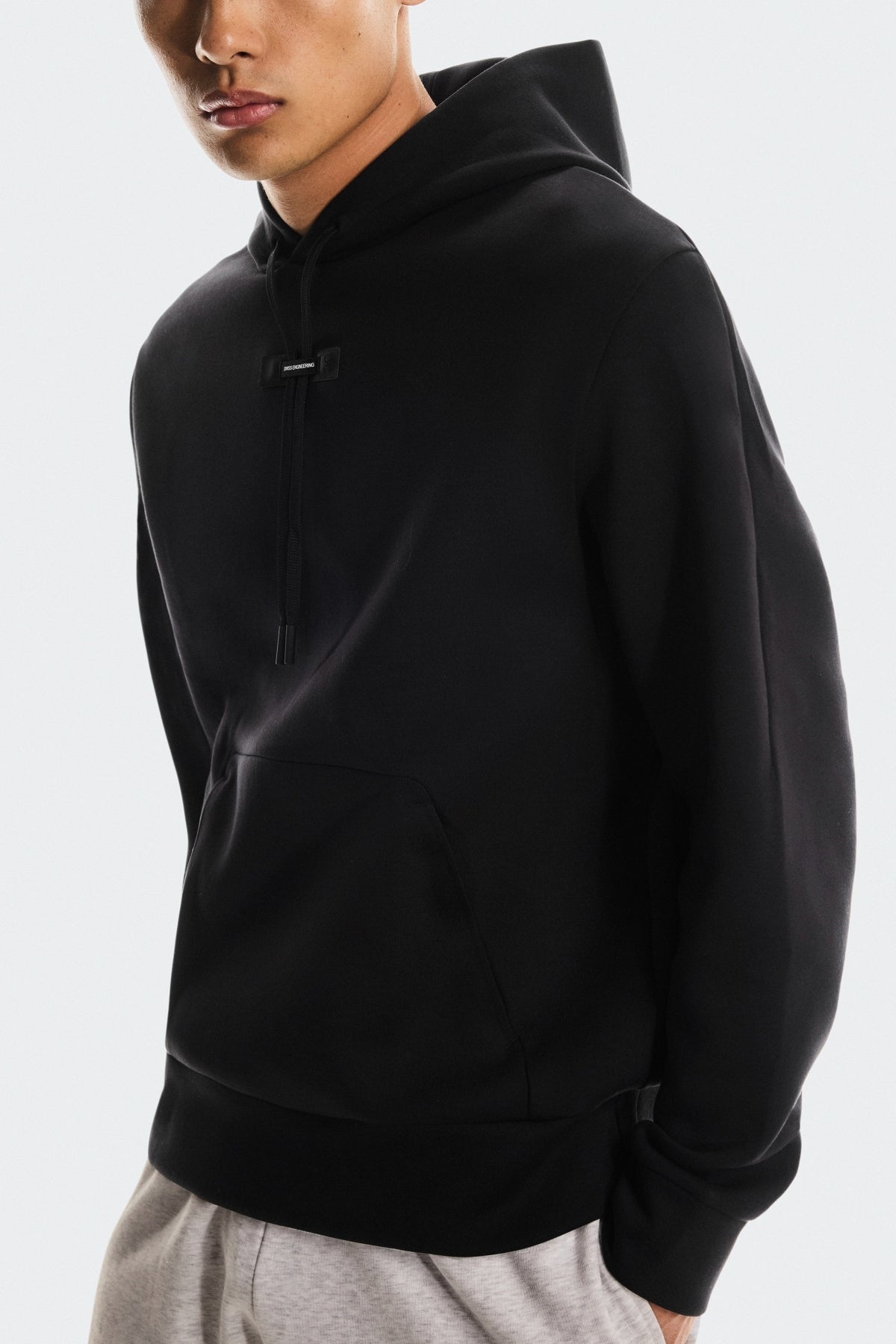 ON RUNNING FOCUS TECH HOODIE en color NEGRO (3)