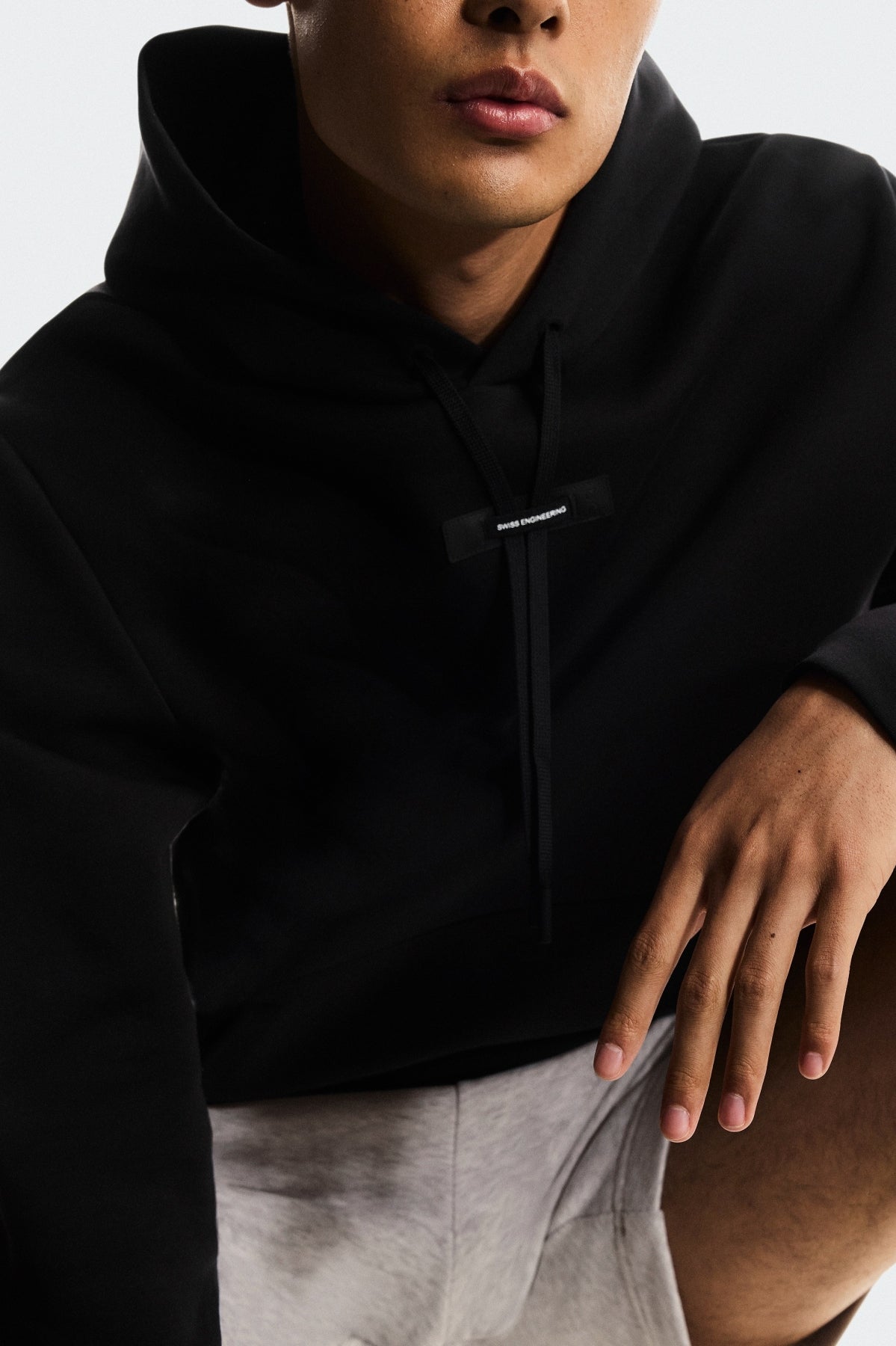 ON RUNNING FOCUS TECH HOODIE en color NEGRO (5)