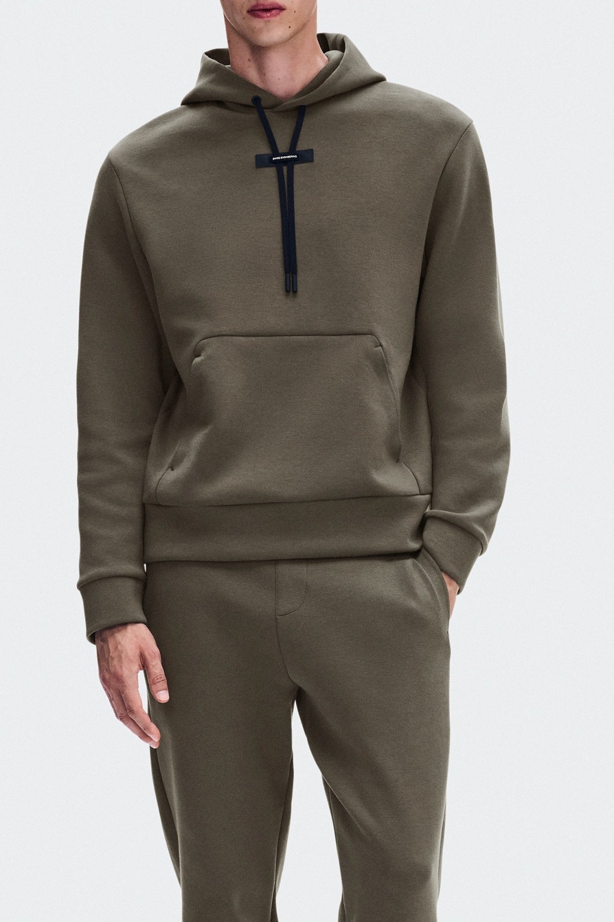 ON RUNNING FOCUS TECH HOODIE M BARK en color (1)