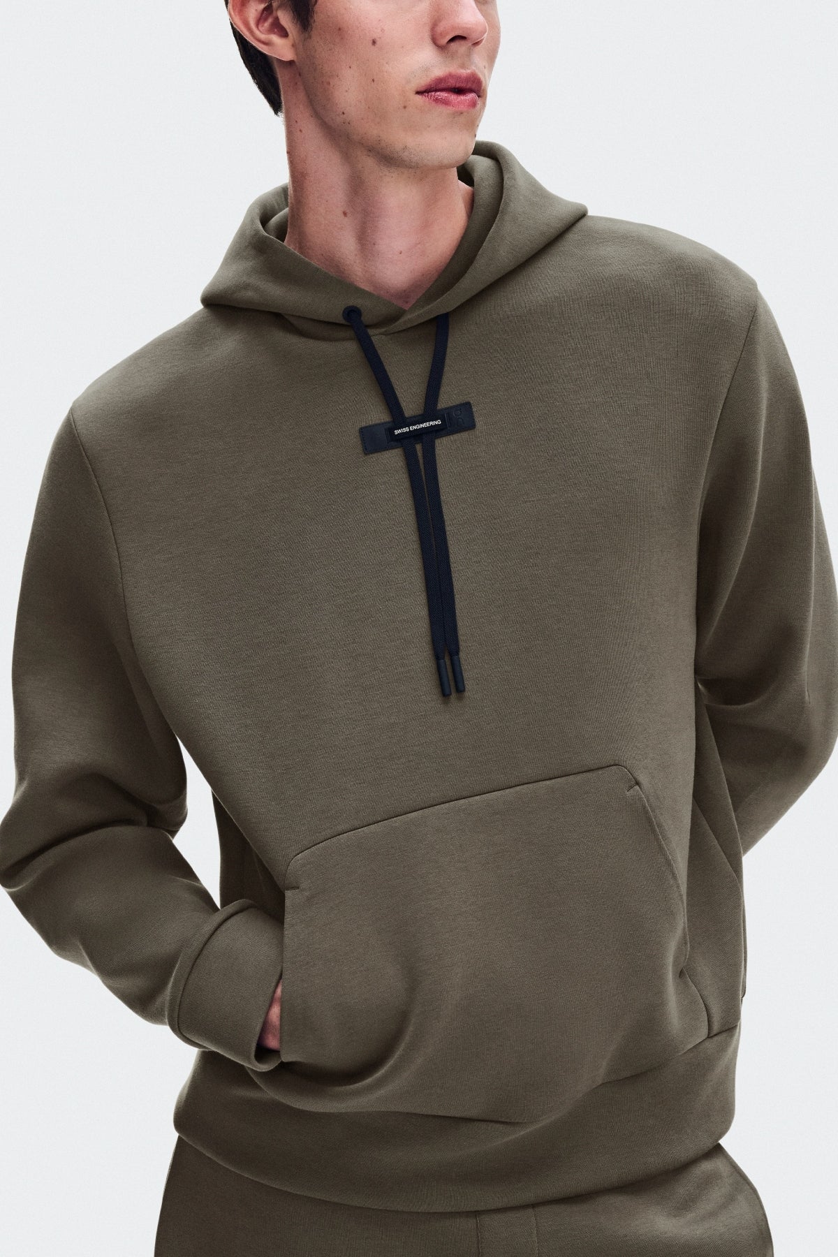 ON RUNNING FOCUS TECH HOODIE M BARK en color (3)