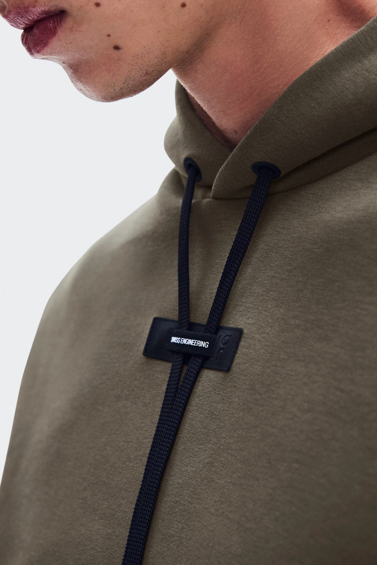 ON RUNNING FOCUS TECH HOODIE M BARK en color (4)