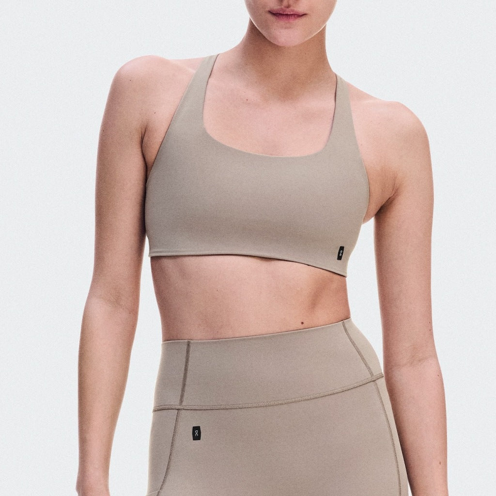 ON RUNNING STUDIO BRA en color BEIS (6)