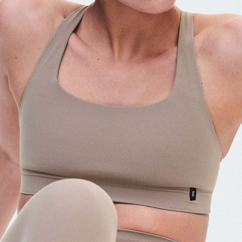 ON RUNNING STUDIO BRA en color BEIS (7)