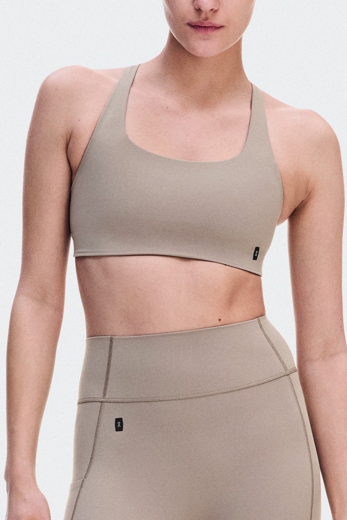 ON RUNNING STUDIO BRA en color BEIS (1)