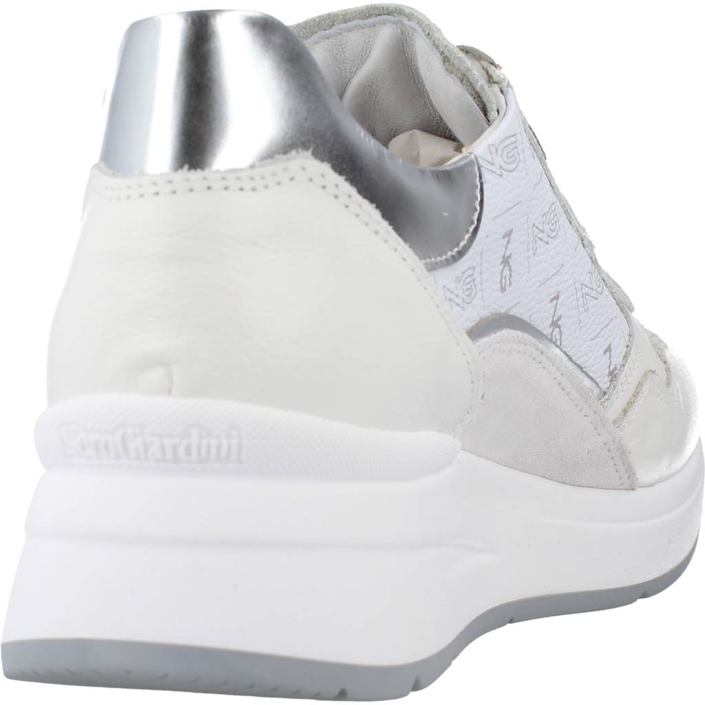 NERO GIARDINI ED en color BLANCO (3)