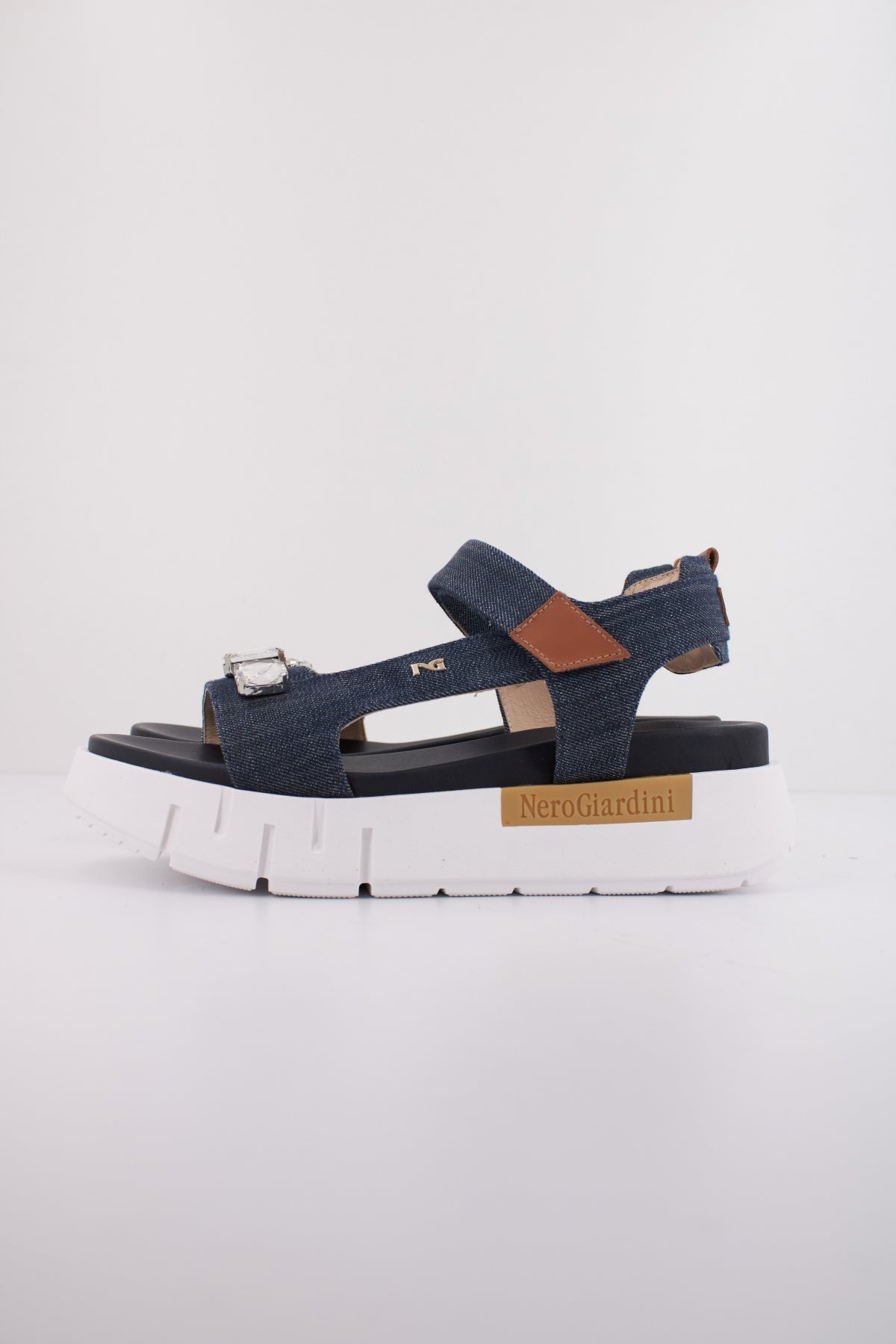 NERO GIARDINI ED en color AZUL (1)