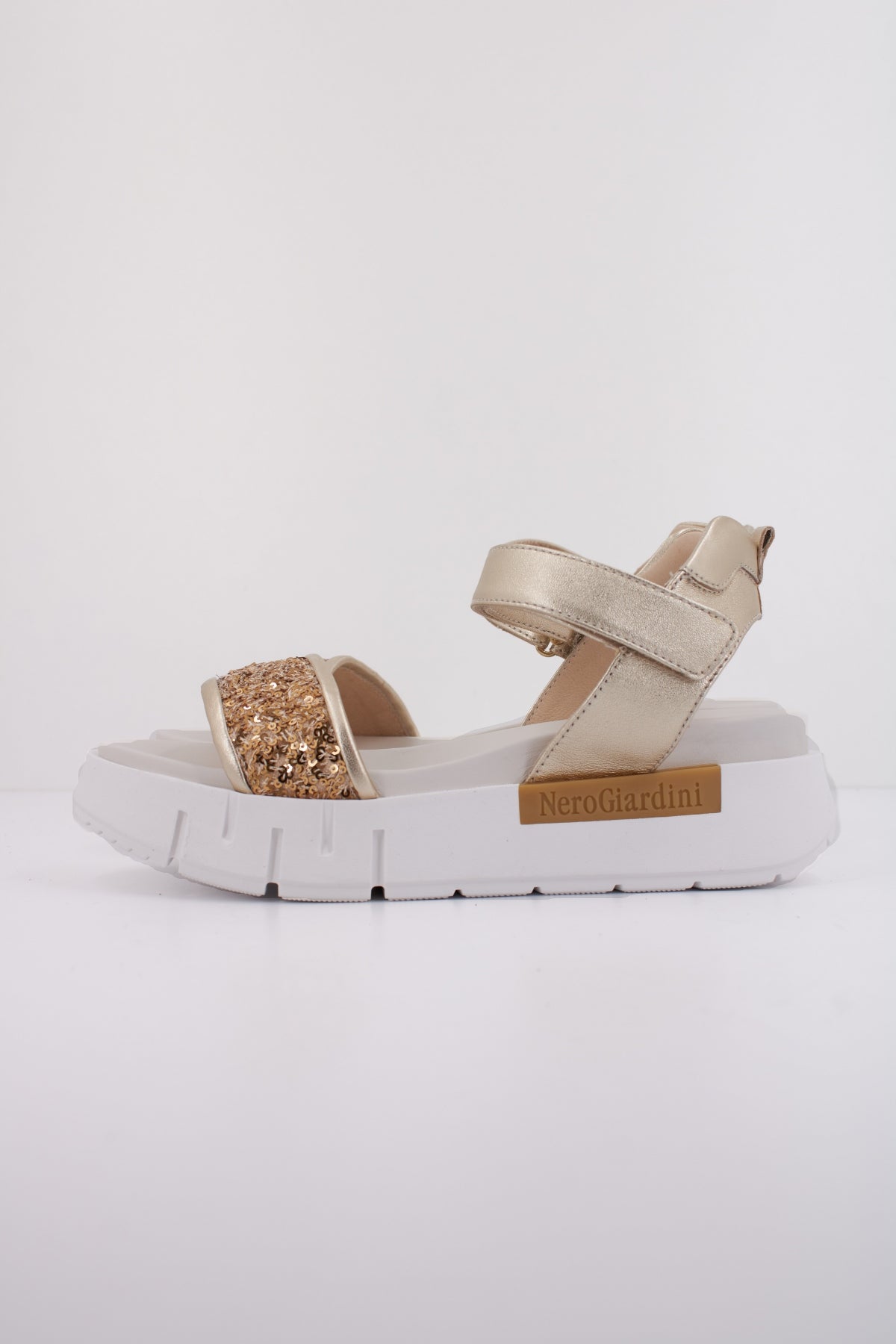 NERO GIARDINI ED en color ORO (1)