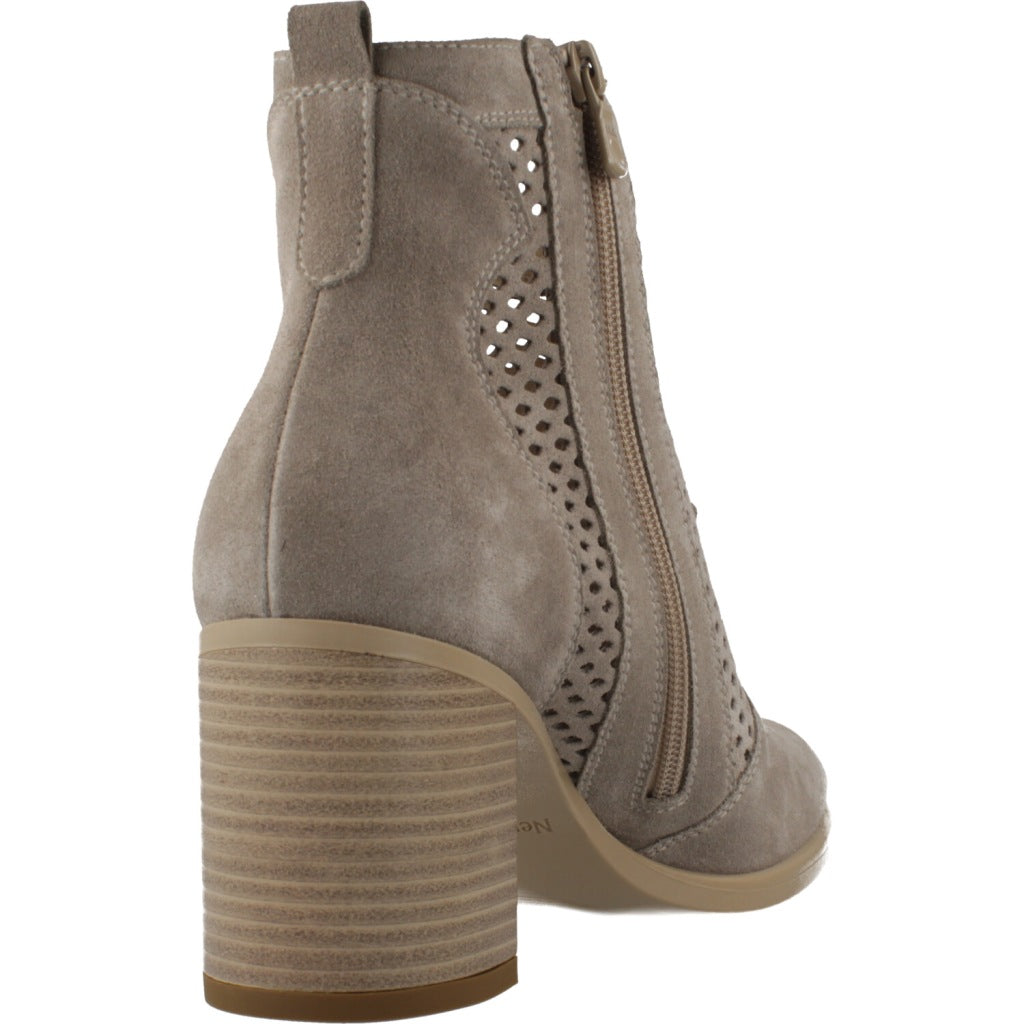 NERO GIARDINI BOTIN TACON VELOUR en color BEIS (3)